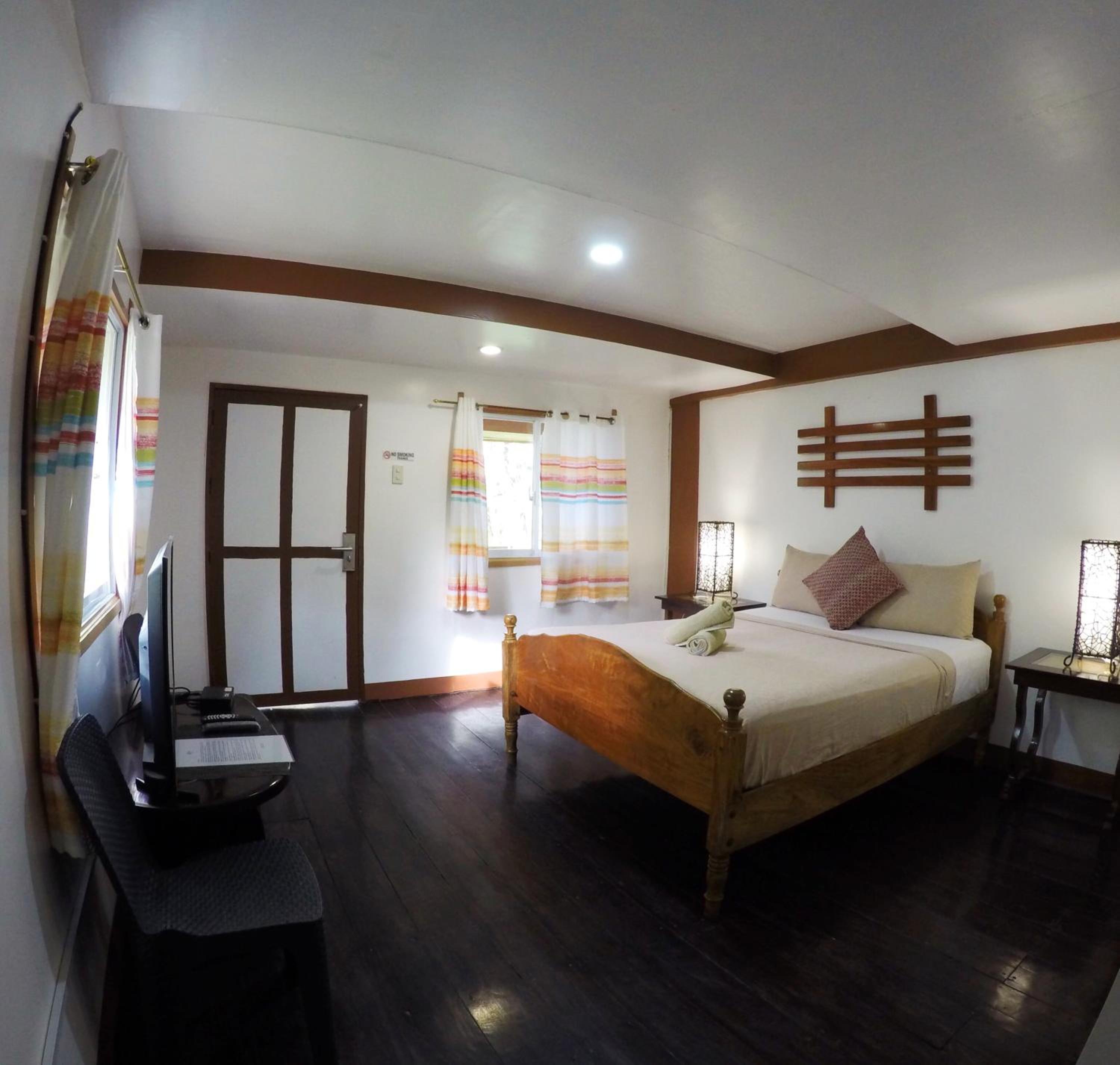 Queen Room with Sea View - Photo 3