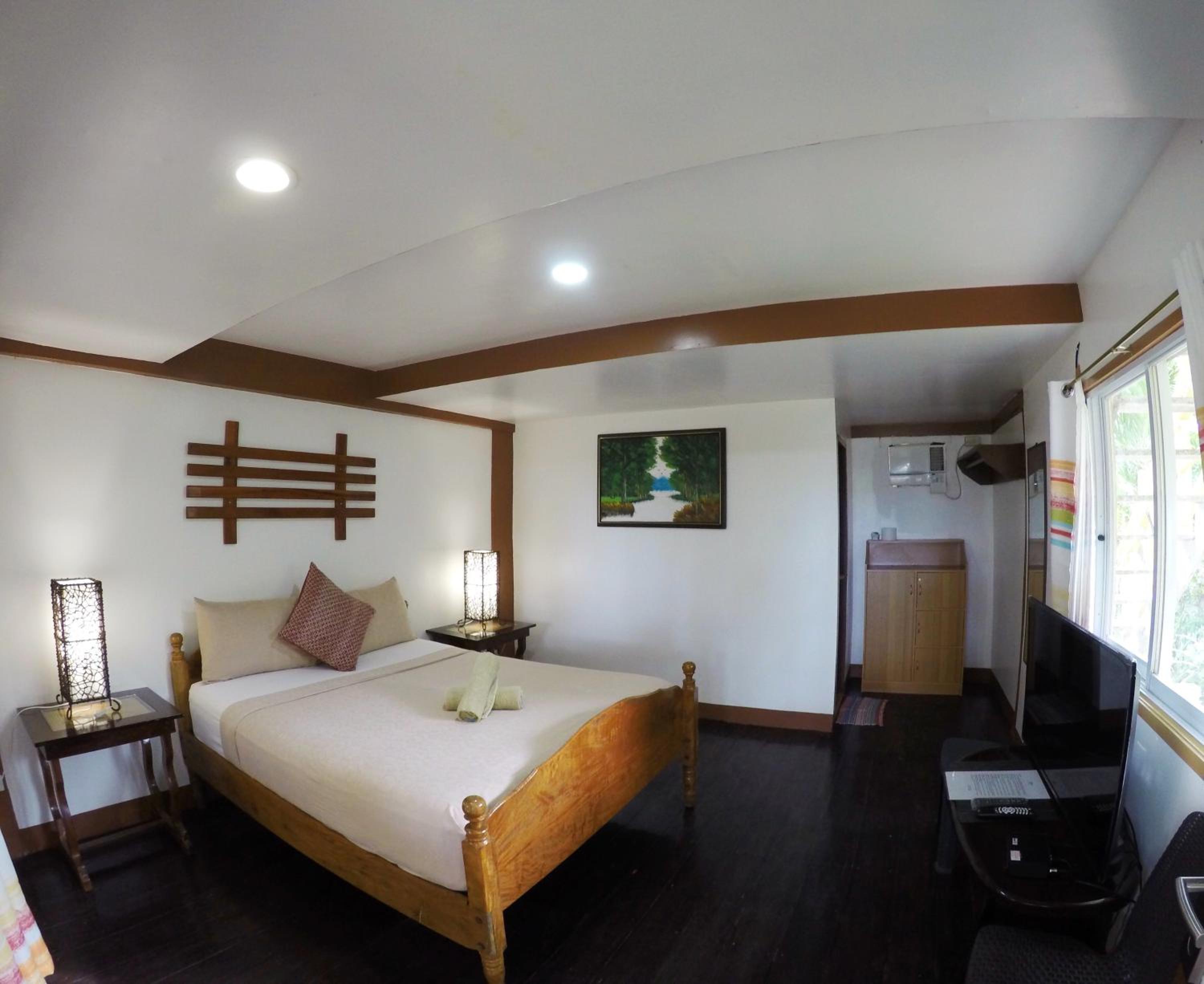 Queen Room with Sea View - Photo 2