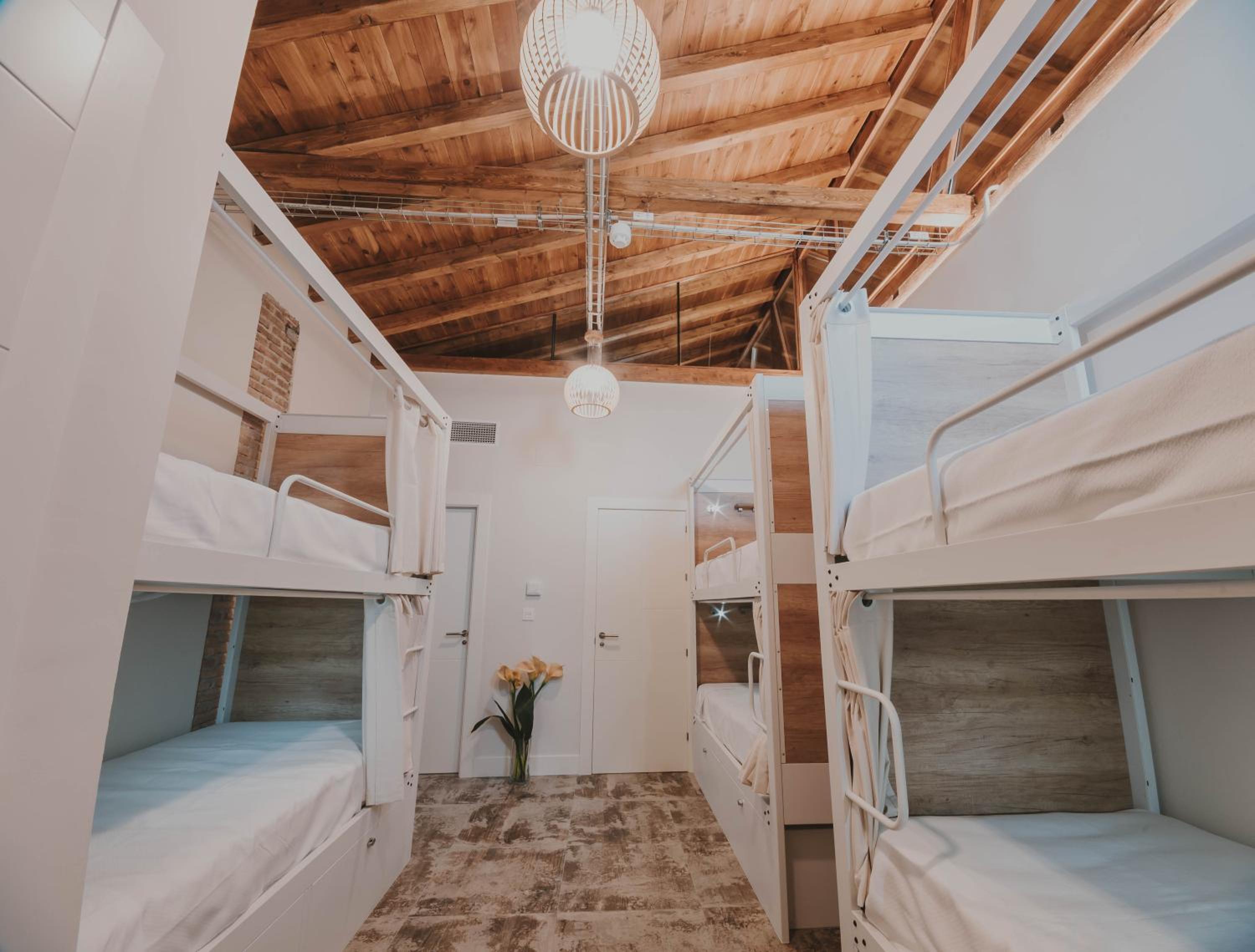 Bed in 6-Bed Mixed Dormitory Room photo 2