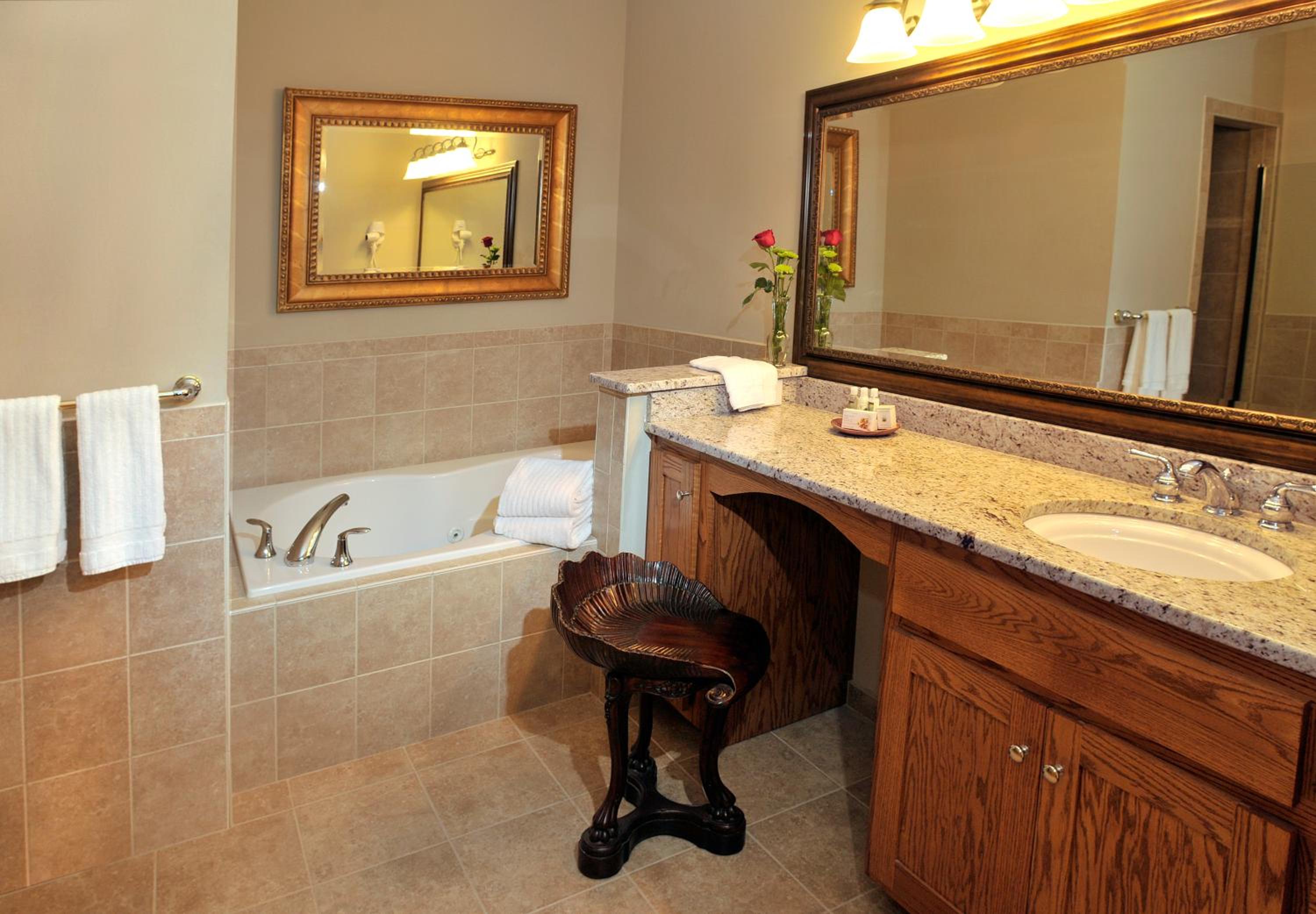 Deluxe King Room with Hot Tub - Photo 4
