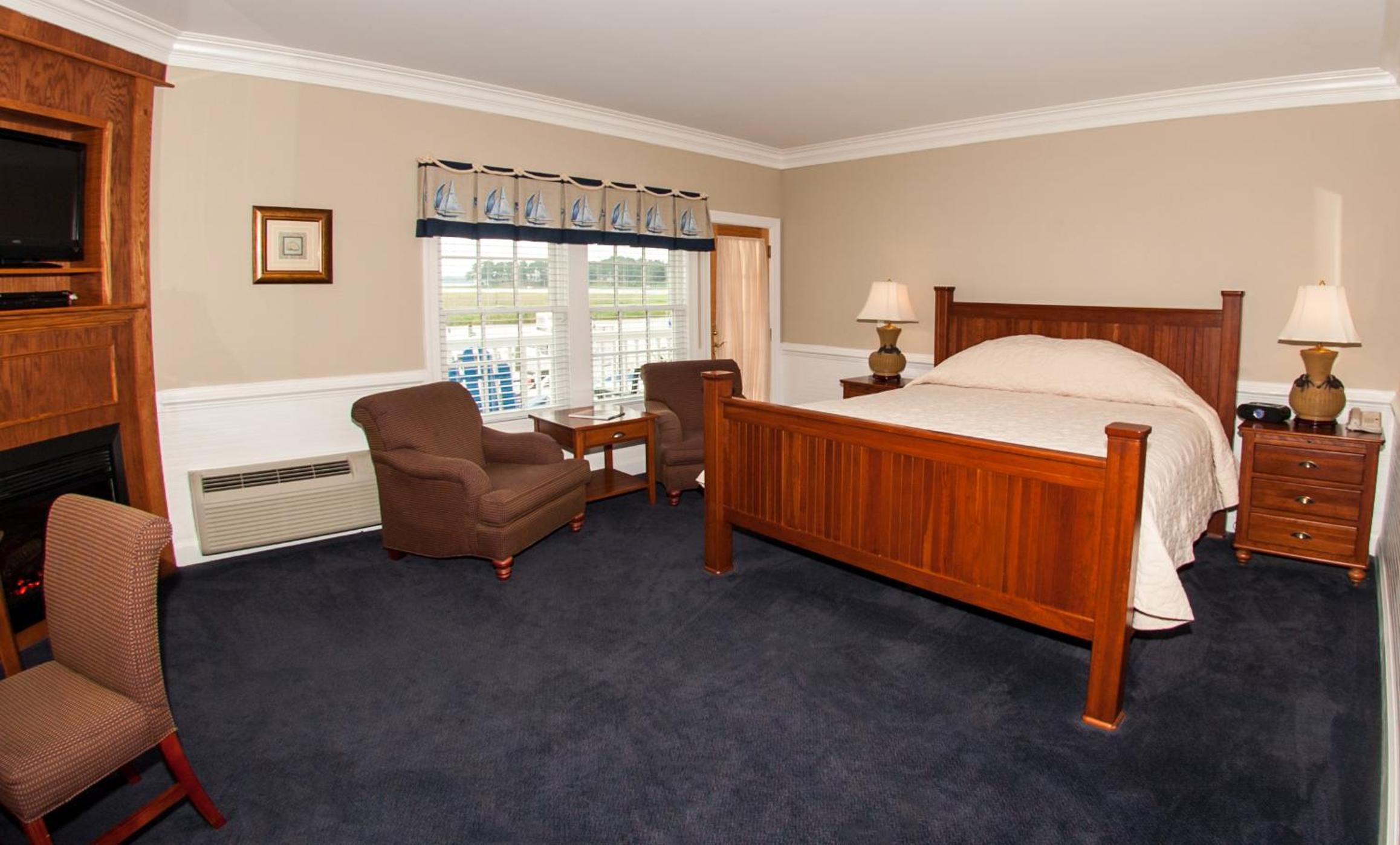 Deluxe King Room with Hot Tub - Photo 1