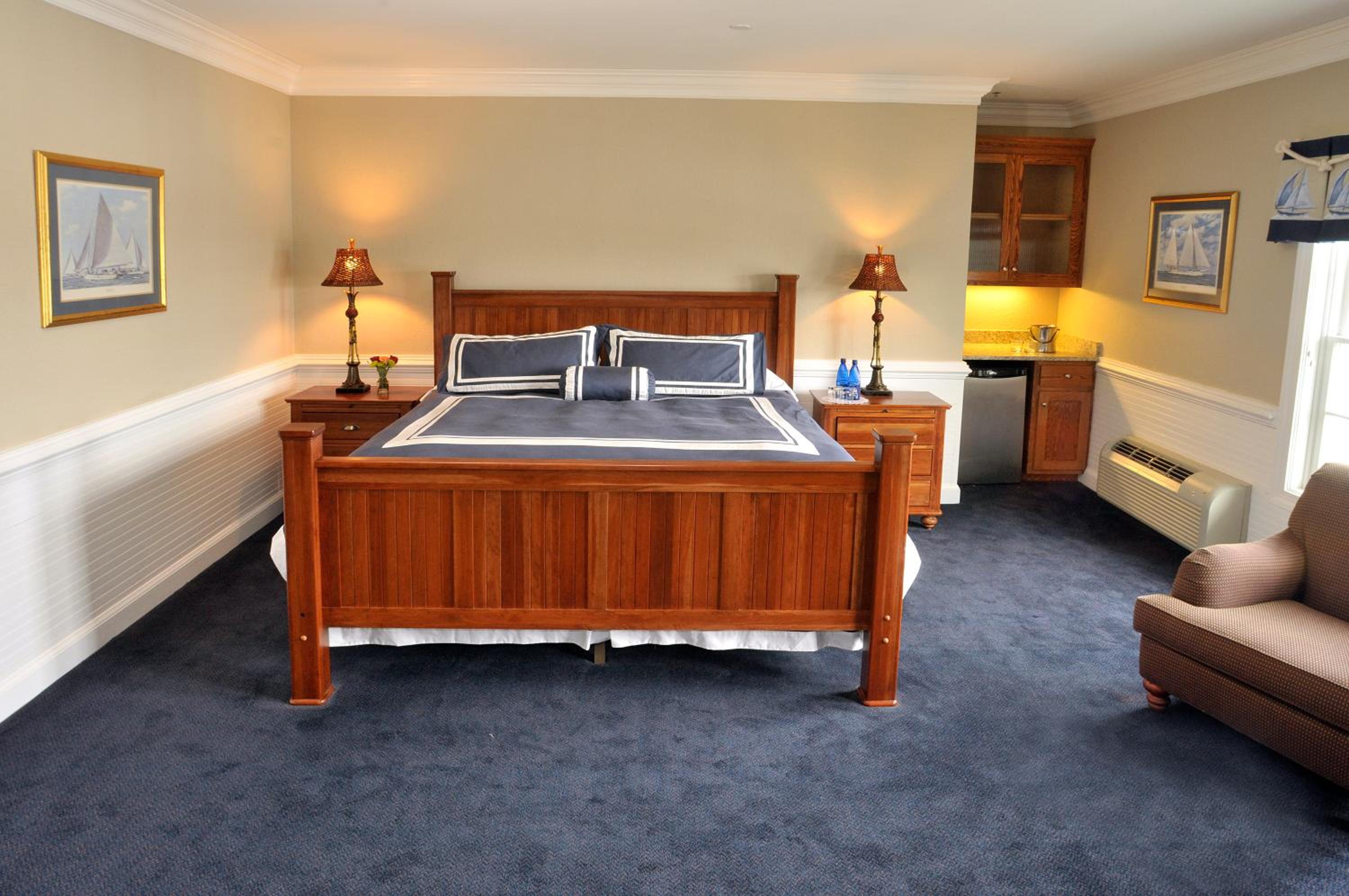Deluxe King Room with Hot Tub - Photo 3