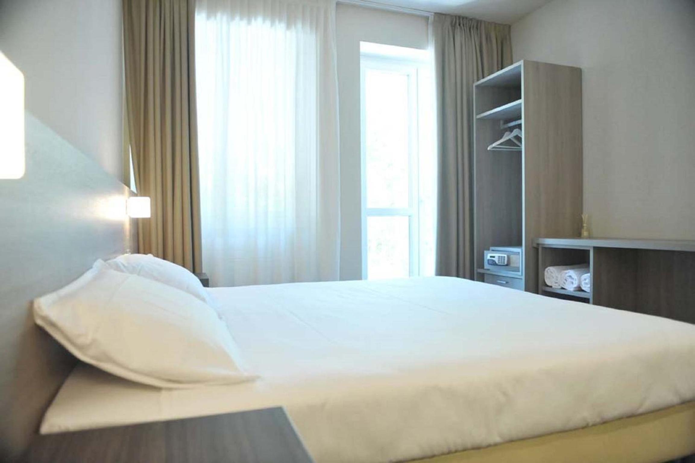 King Room with Lake View - Photo 19