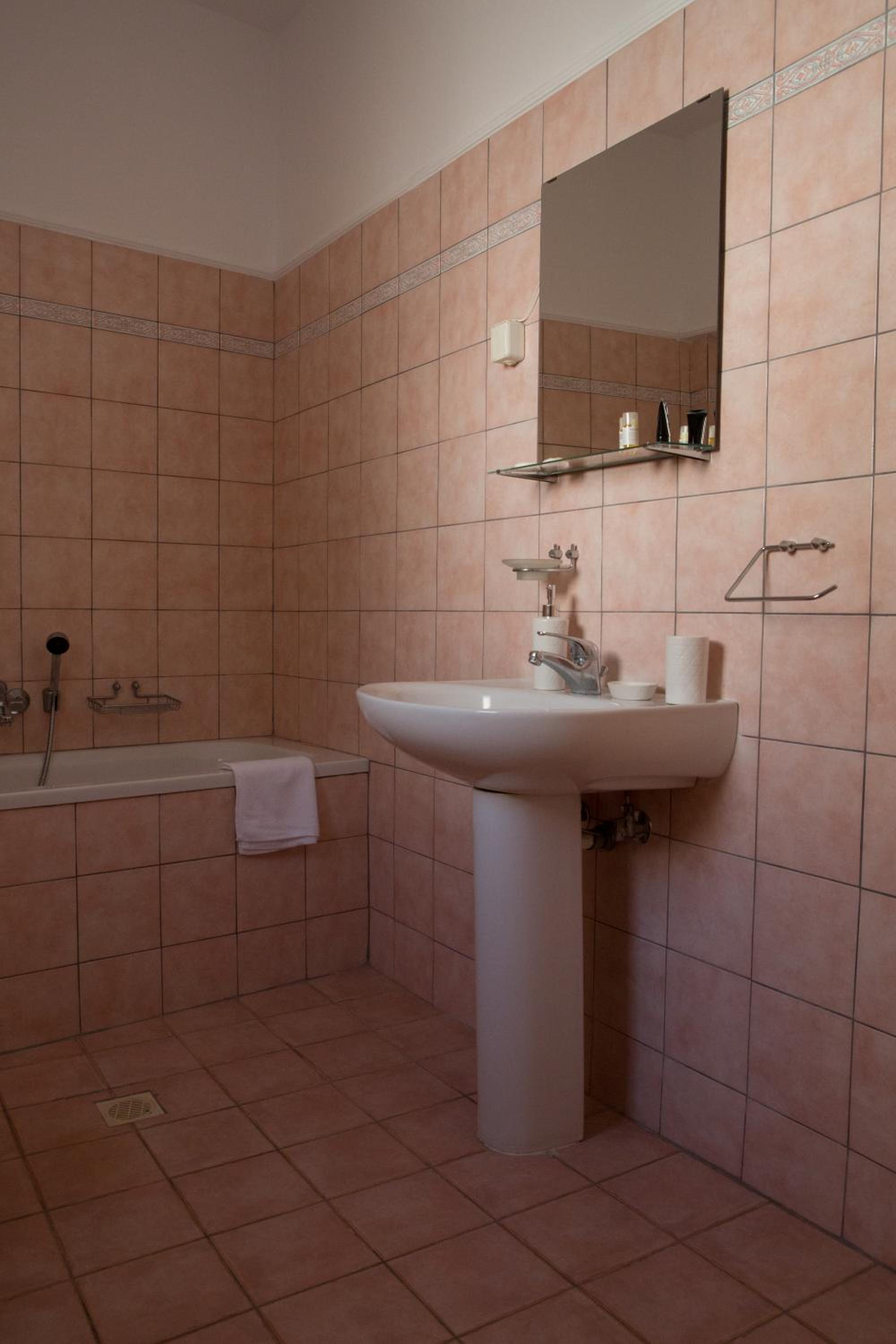 Budget Double Room - Photo 2