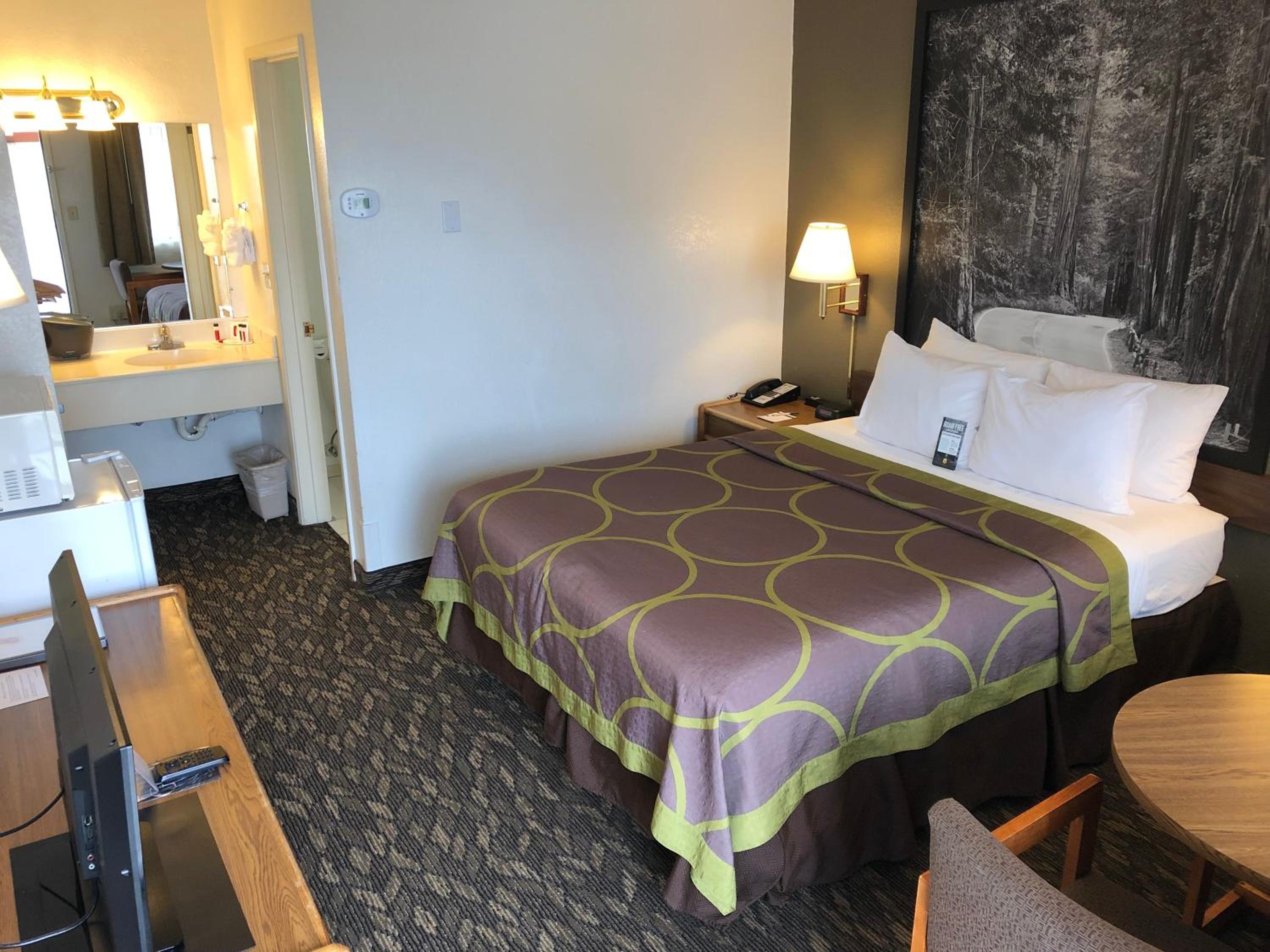 King Room - Non-Smoking - Photo 1