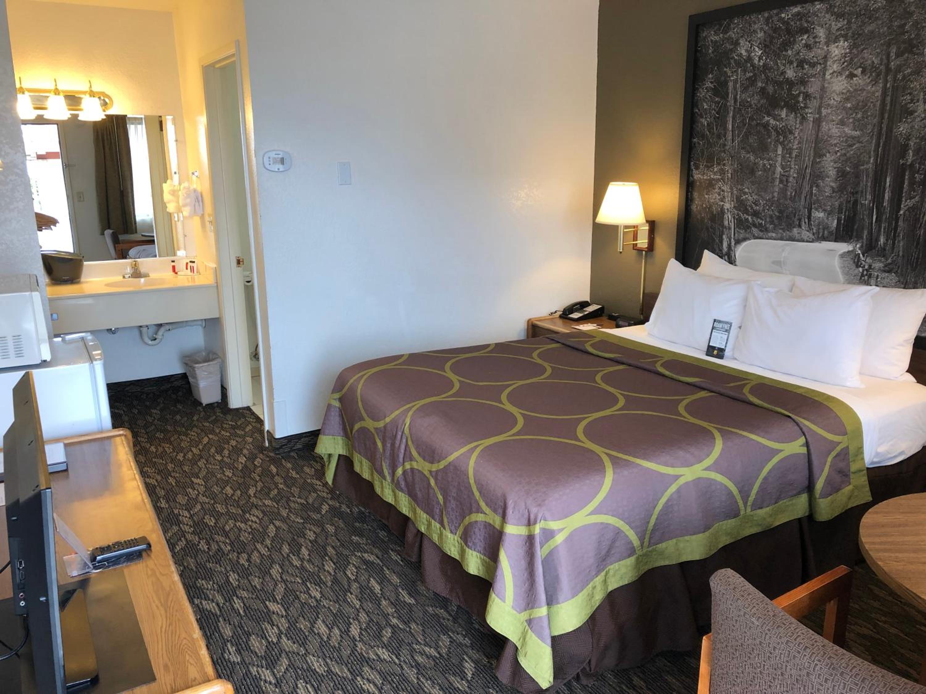 King Room - Non-Smoking - Photo 4