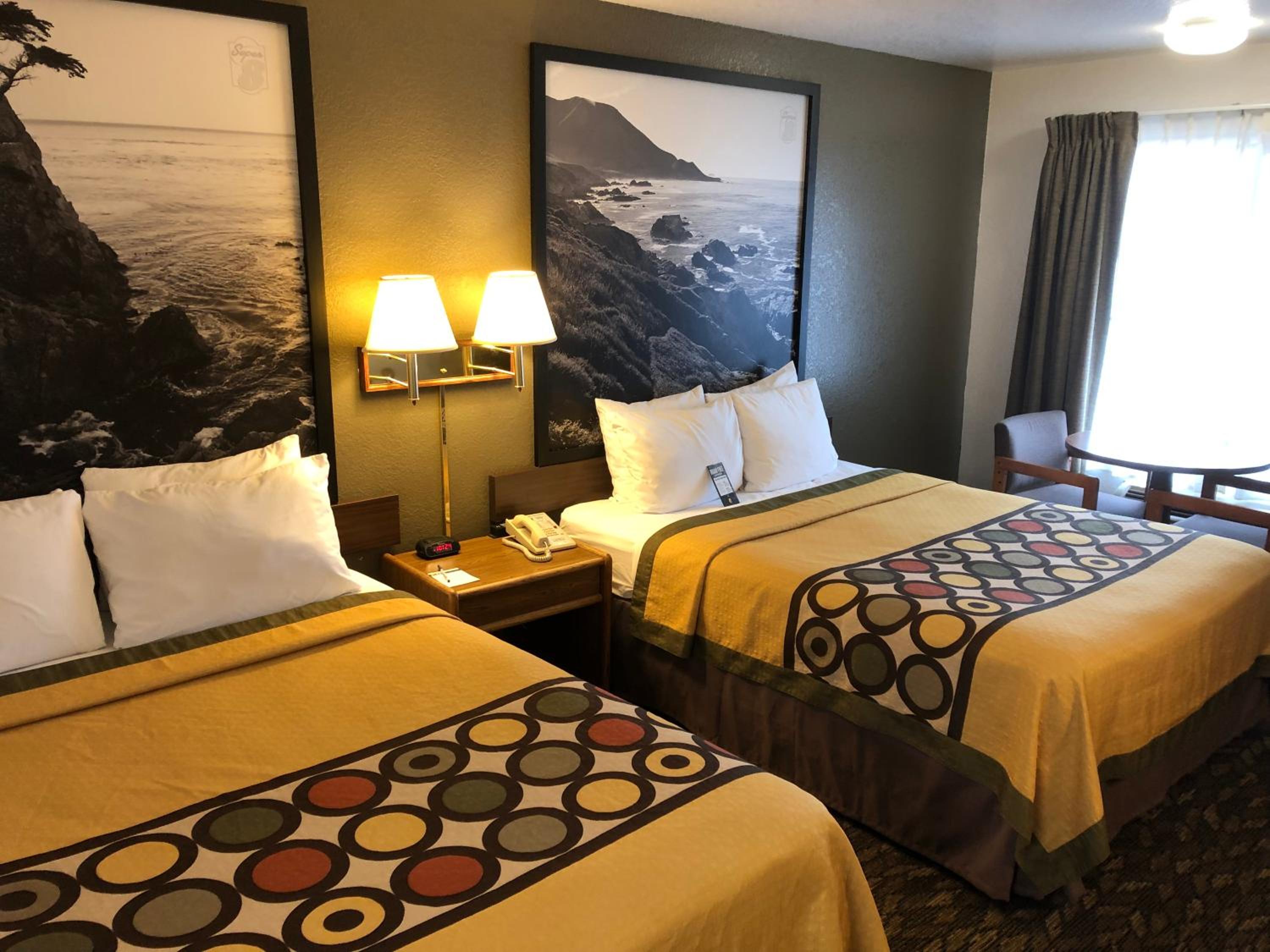 Queen Room with Two Queen Beds - Non-Smoking - Photo 2