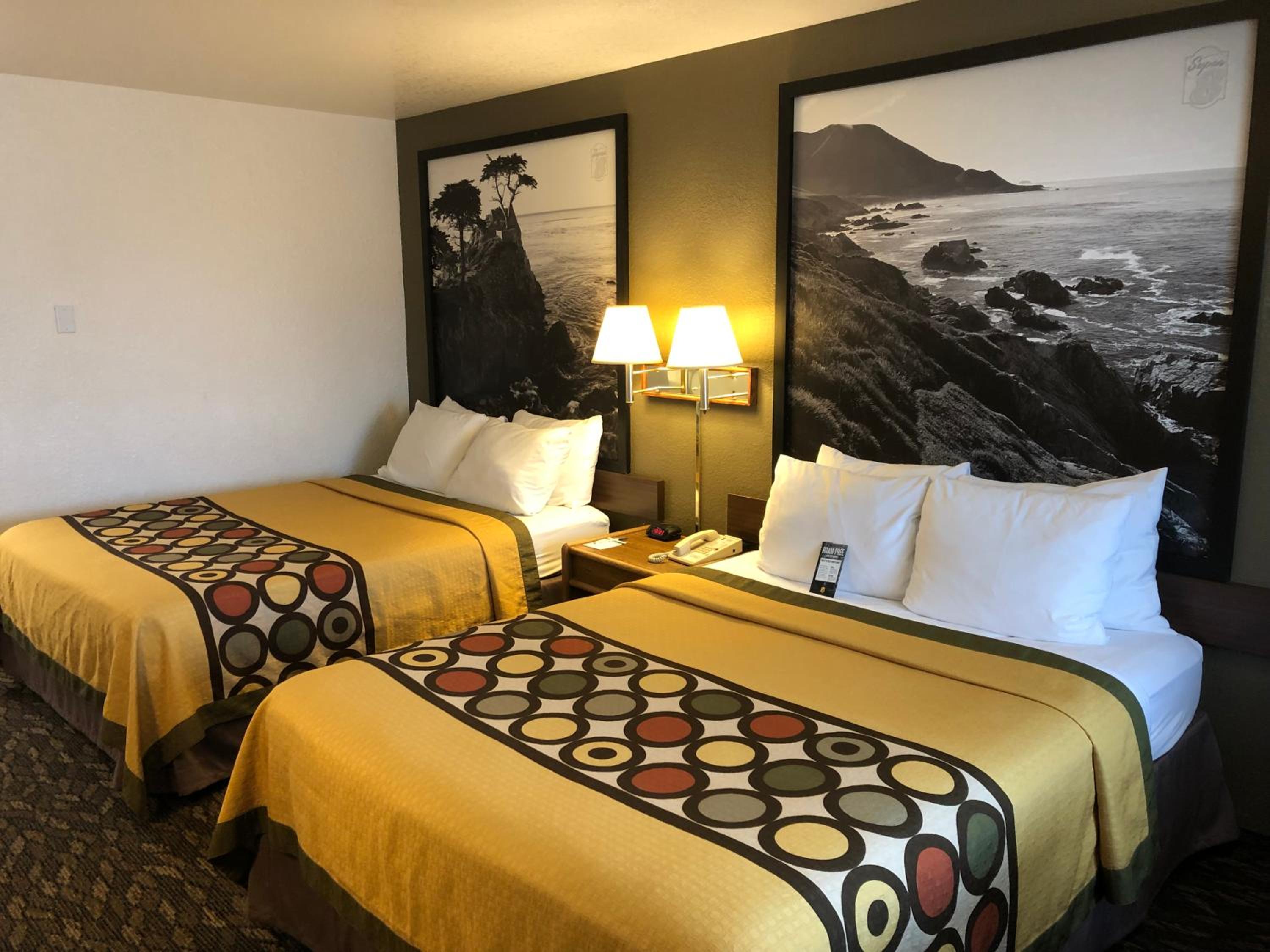 Queen Room with Two Queen Beds - Non-Smoking - Photo 4