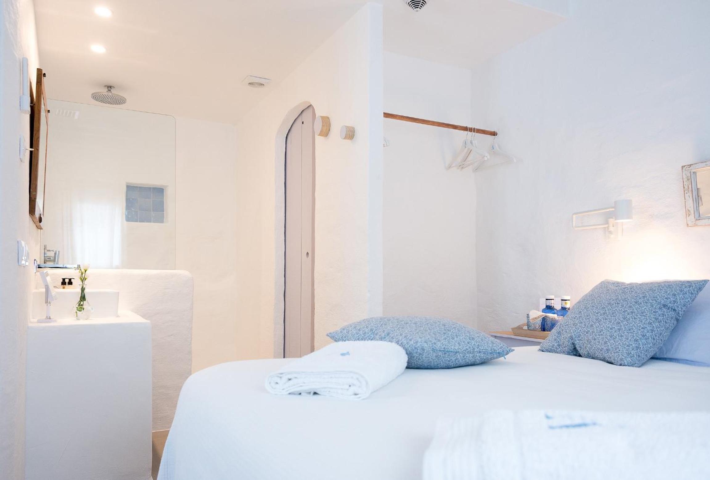 Double Room - Photo 14