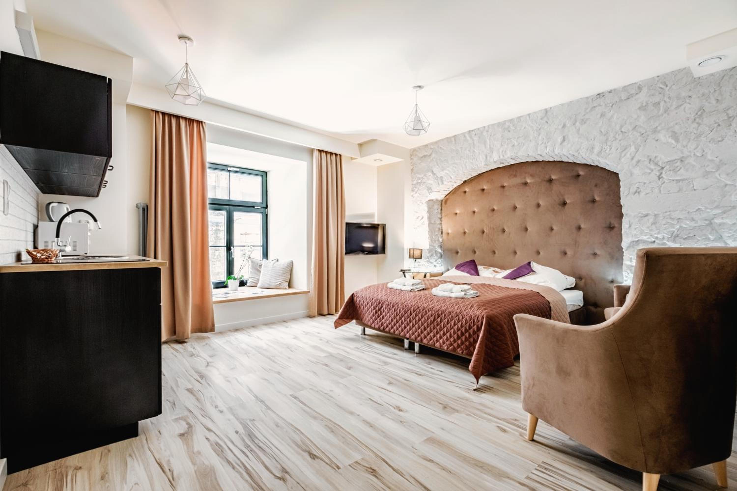 Double or Twin Room with Bathroom - Photo 6