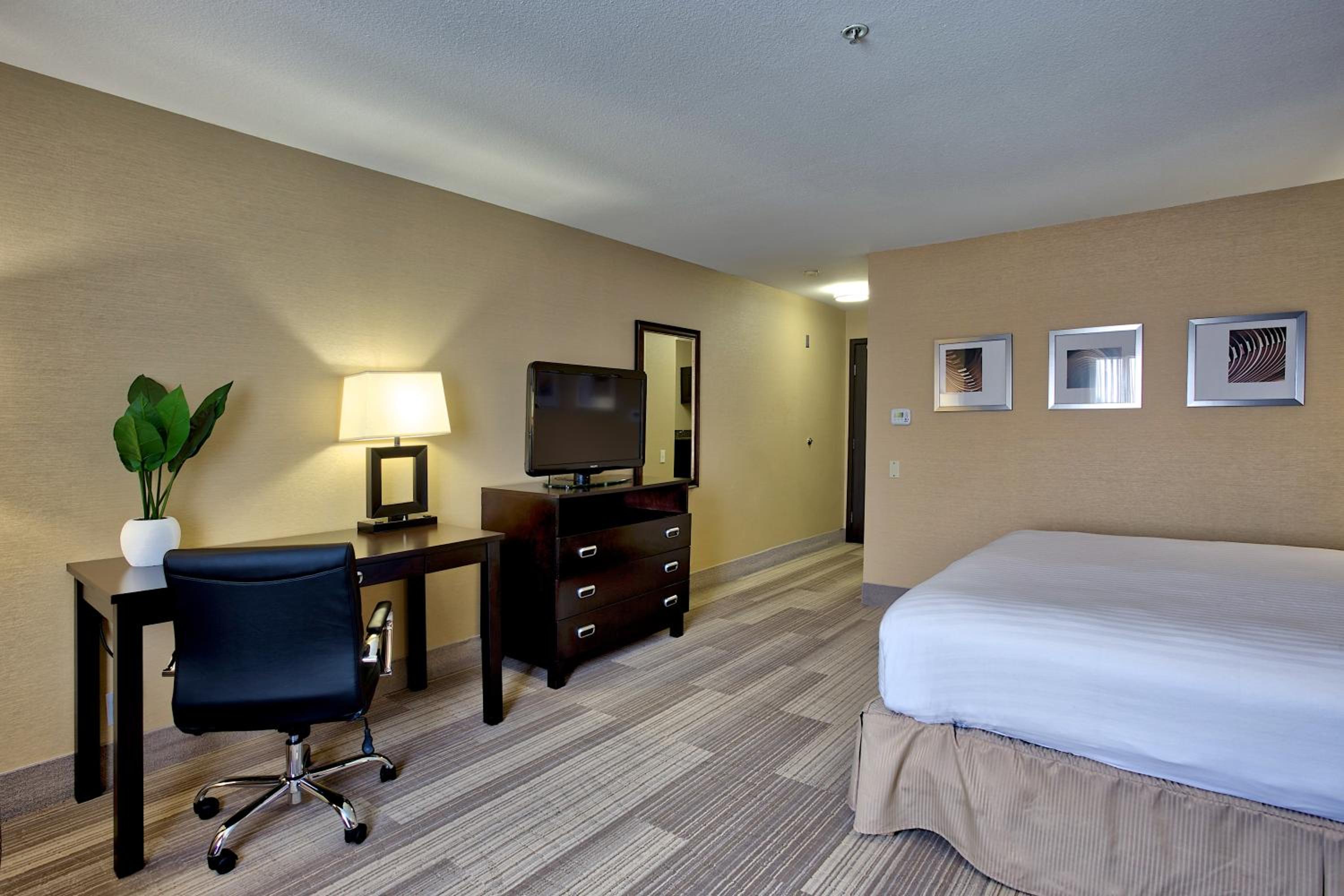 Standard King Room With Mobility Accessible Tub - Photo 4