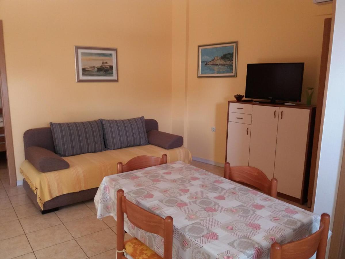 One-Bedroom Apartment - Photo 1