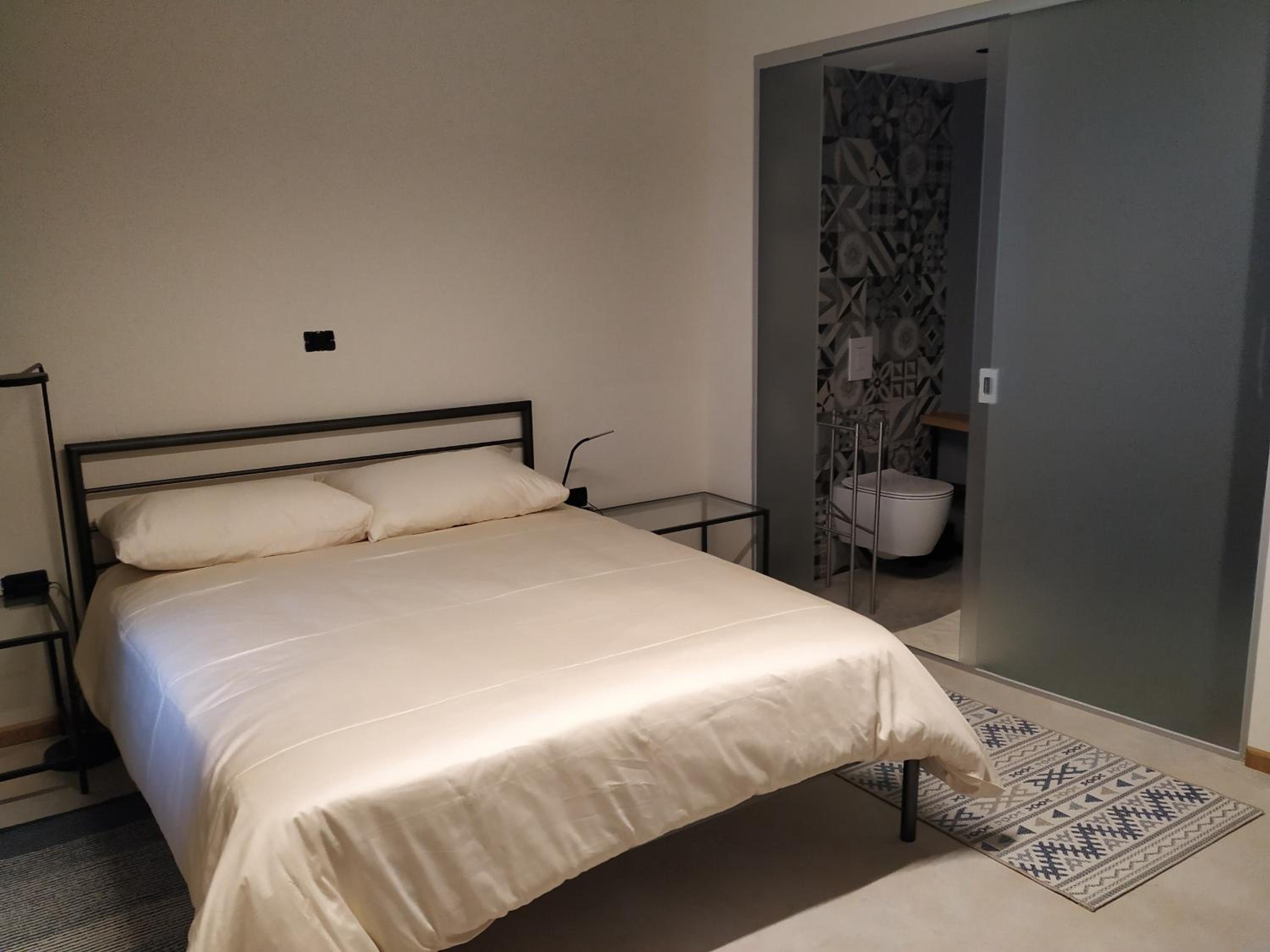 Standard Double Room - Photo 11