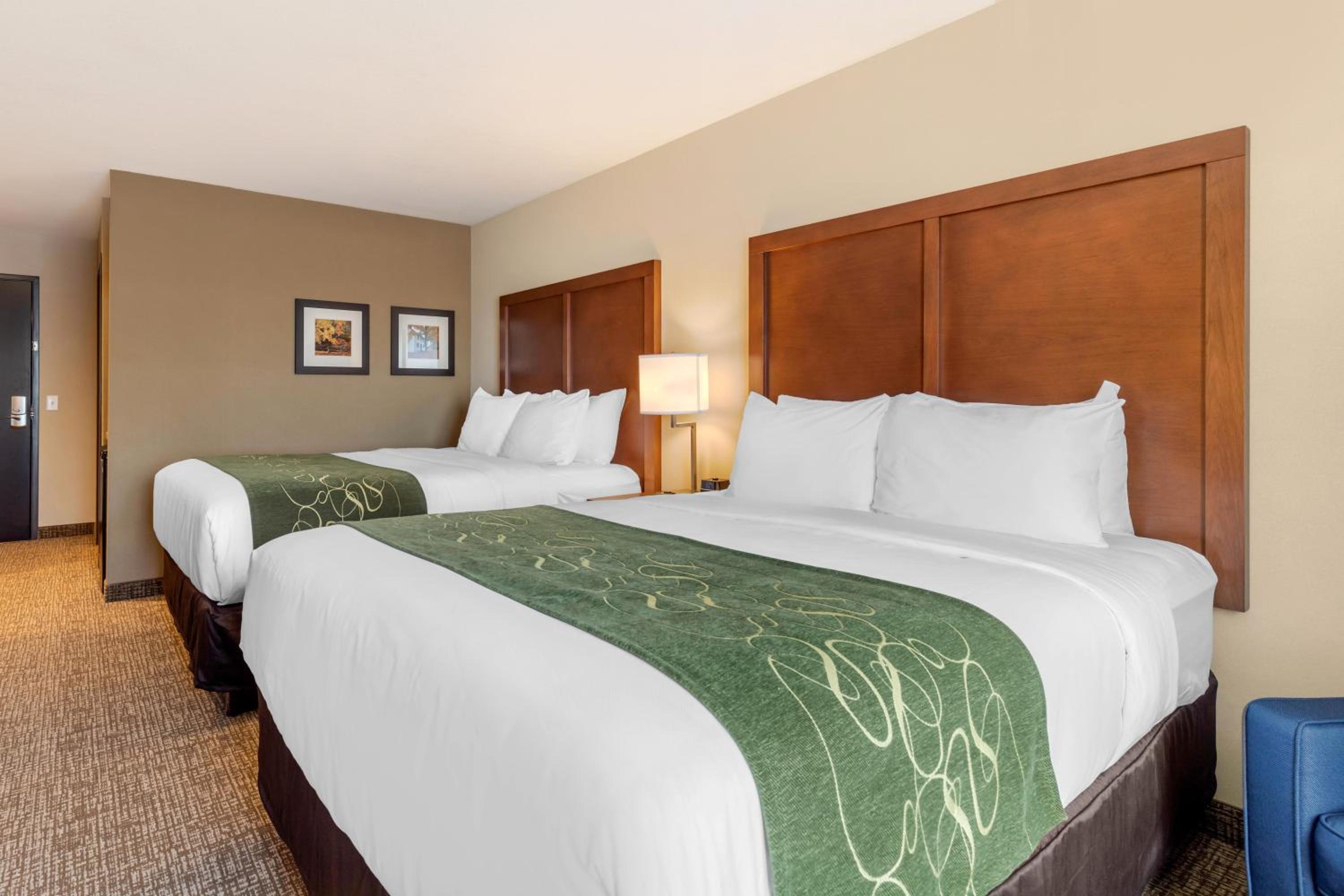 Queen Room with Two Queen Beds - Non-Smoking photo 3