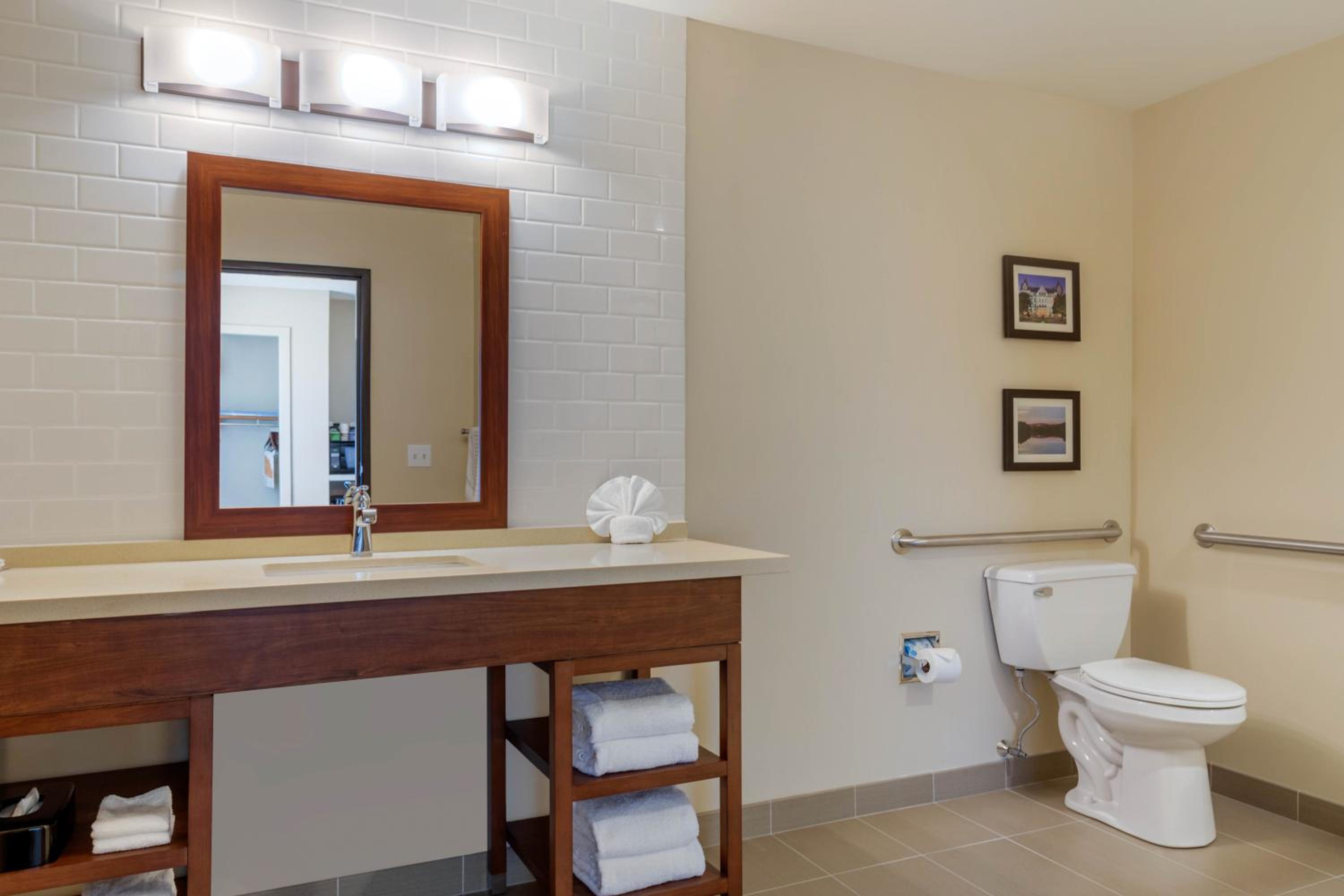 Comfort Inn & Suites Schenectady - Scotia, Photo 4