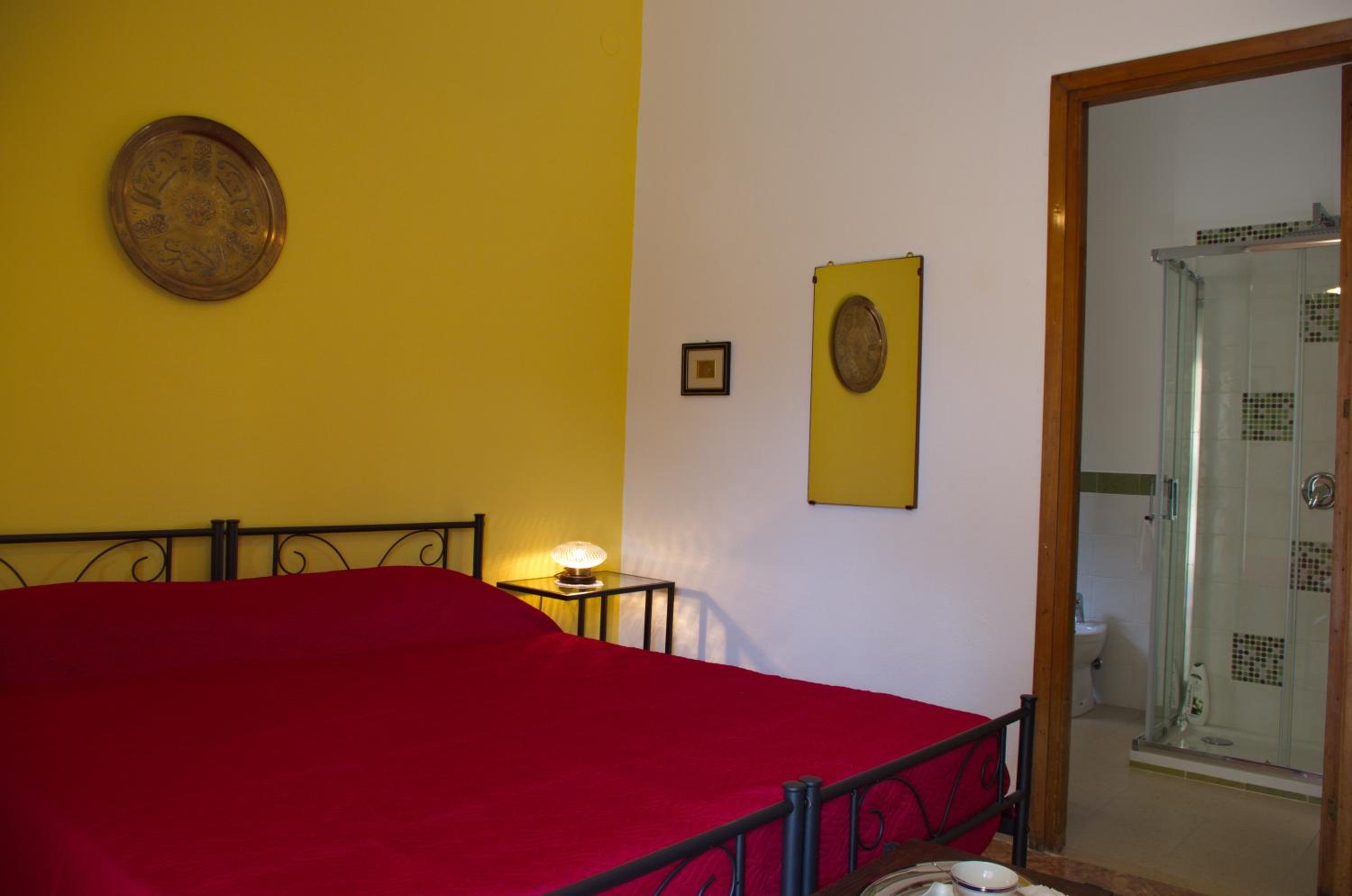 Double Room with Private Bathroom - Photo 3