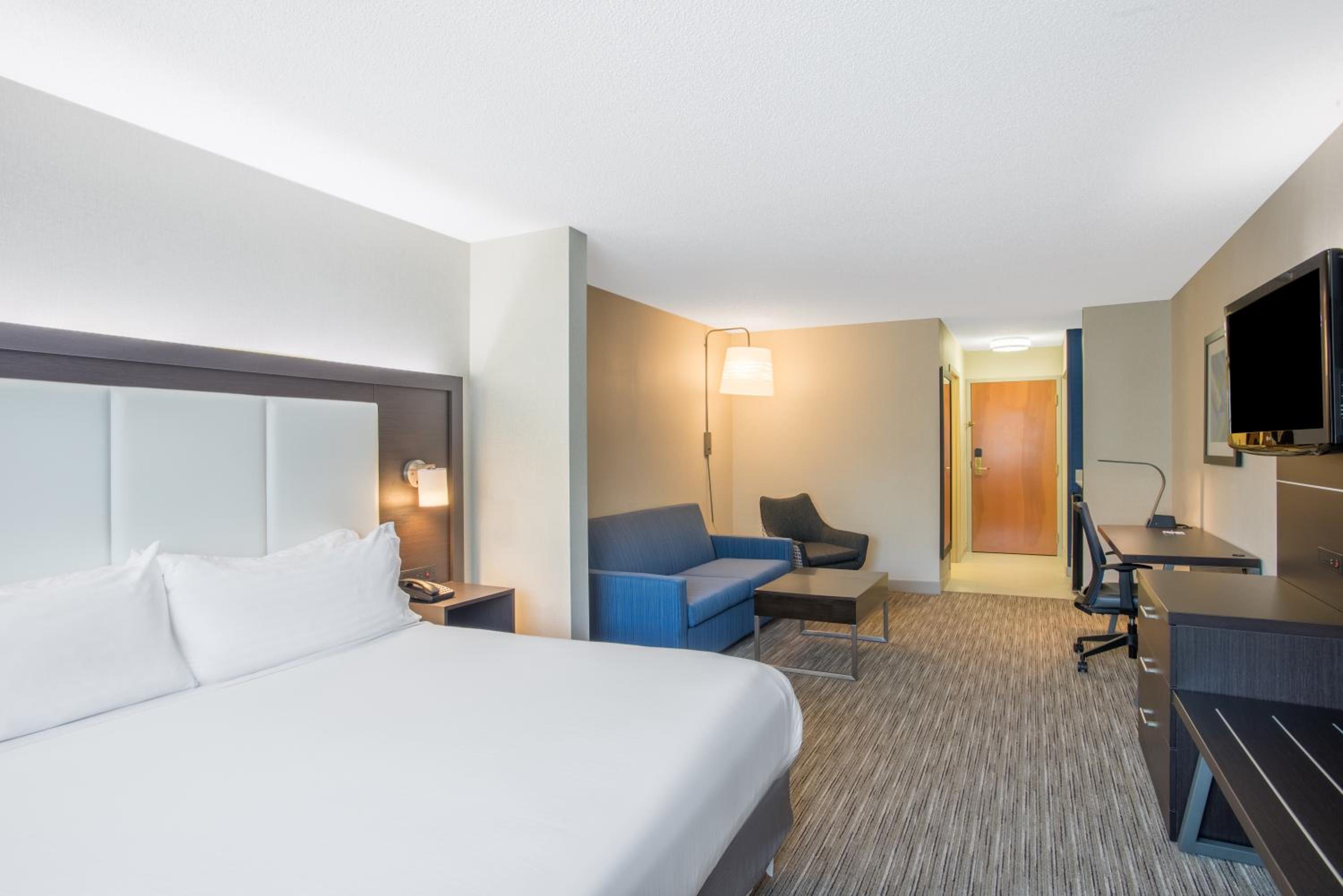 King Suite with Roll-In Shower - Disability Access/Non-Smoking - Photo 4