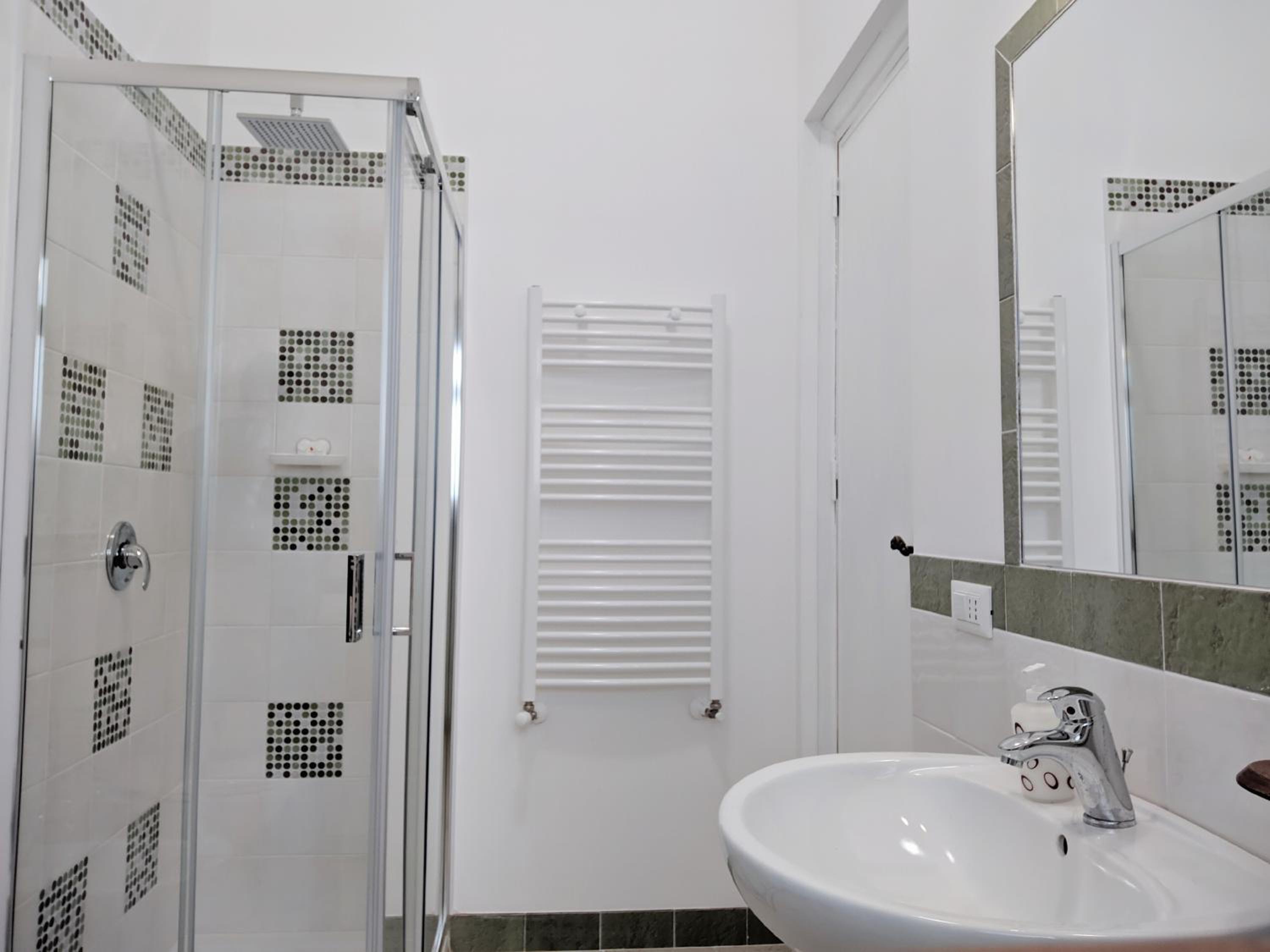 Double Room with Private Bathroom - Photo 5