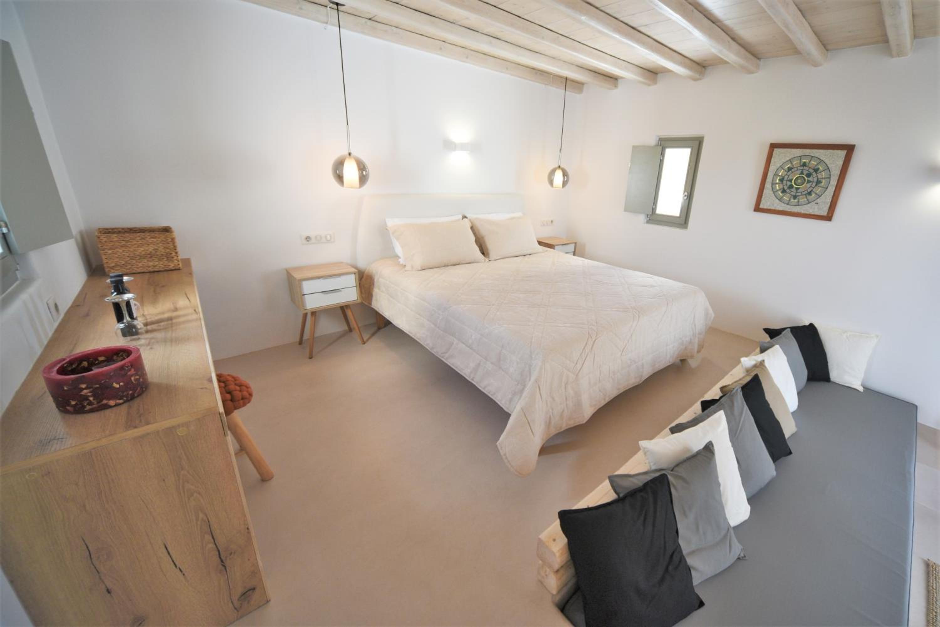 Deluxe suite with Jetted Tub and Pool View