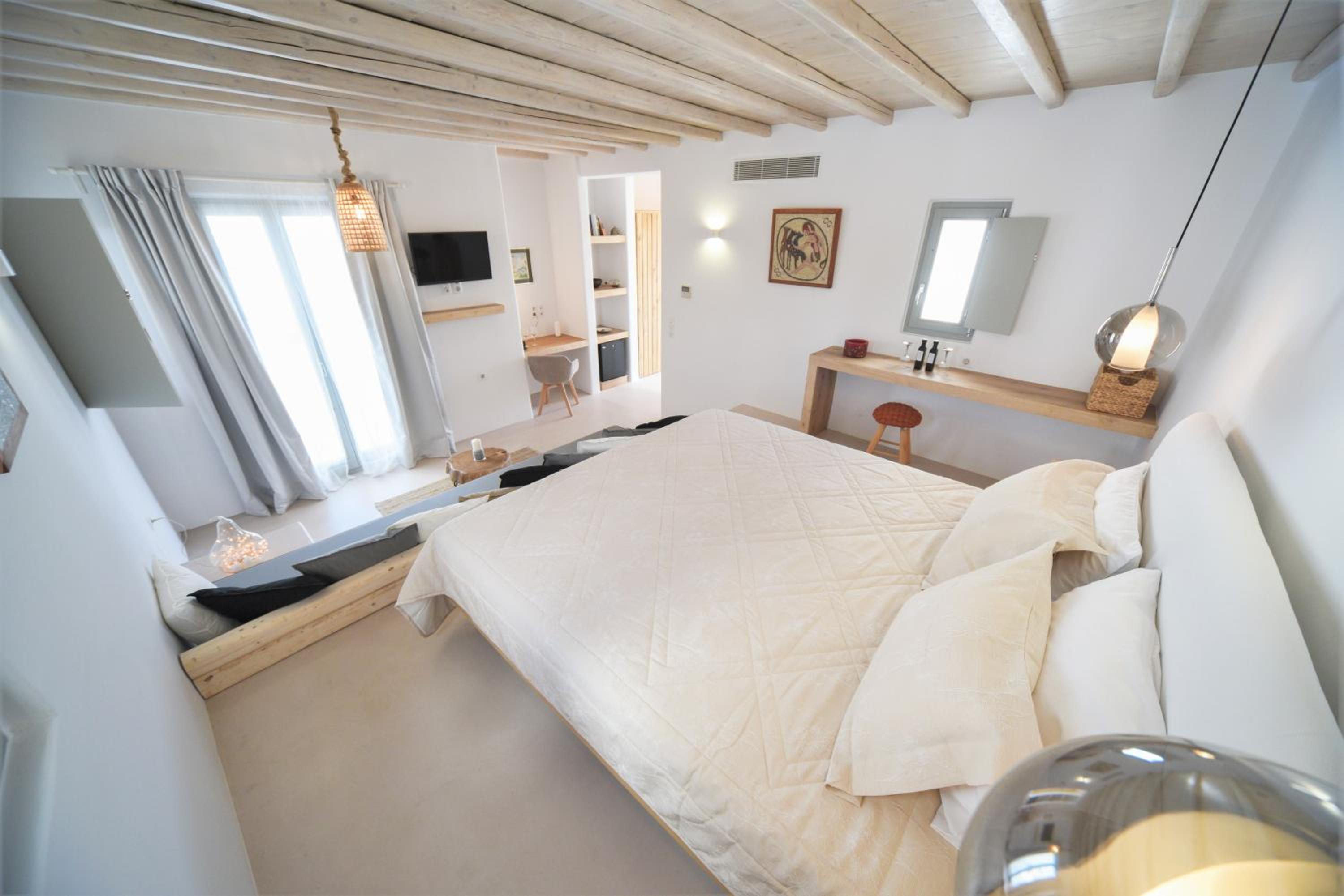 Deluxe suite with Jetted Tub and Pool View photo 3