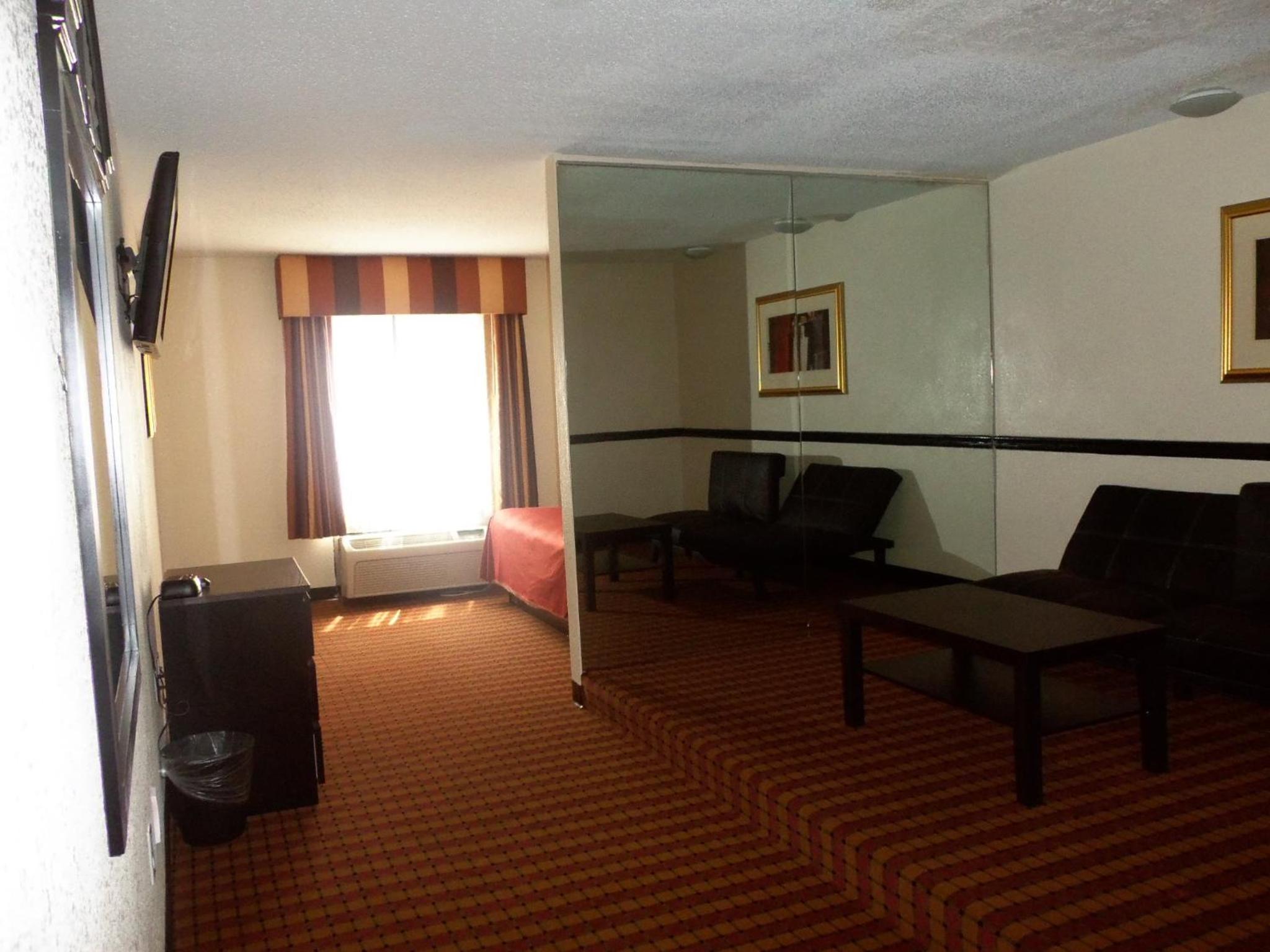 Deluxe King Suite - Photo 15