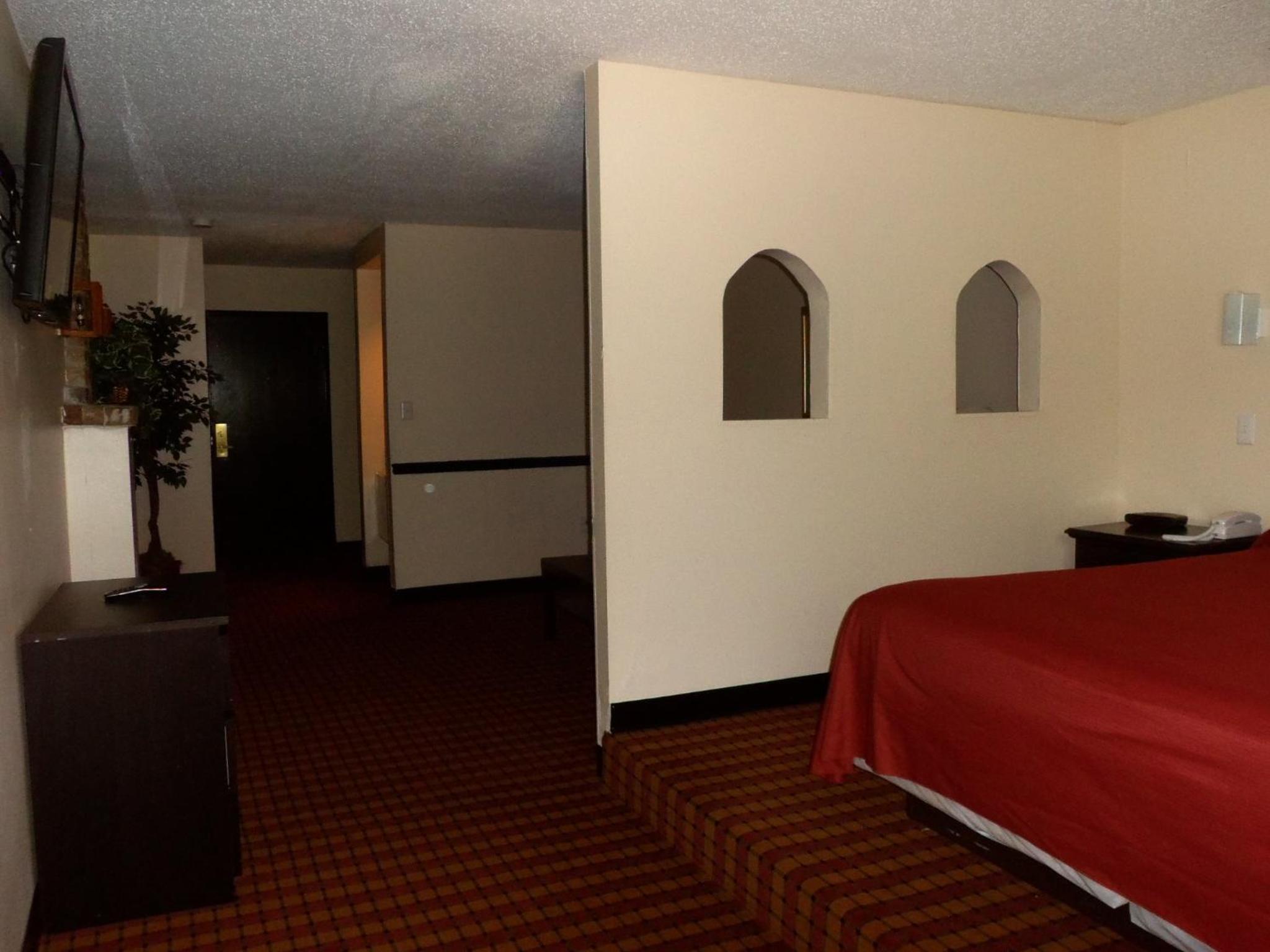 Deluxe King Suite - Photo 13
