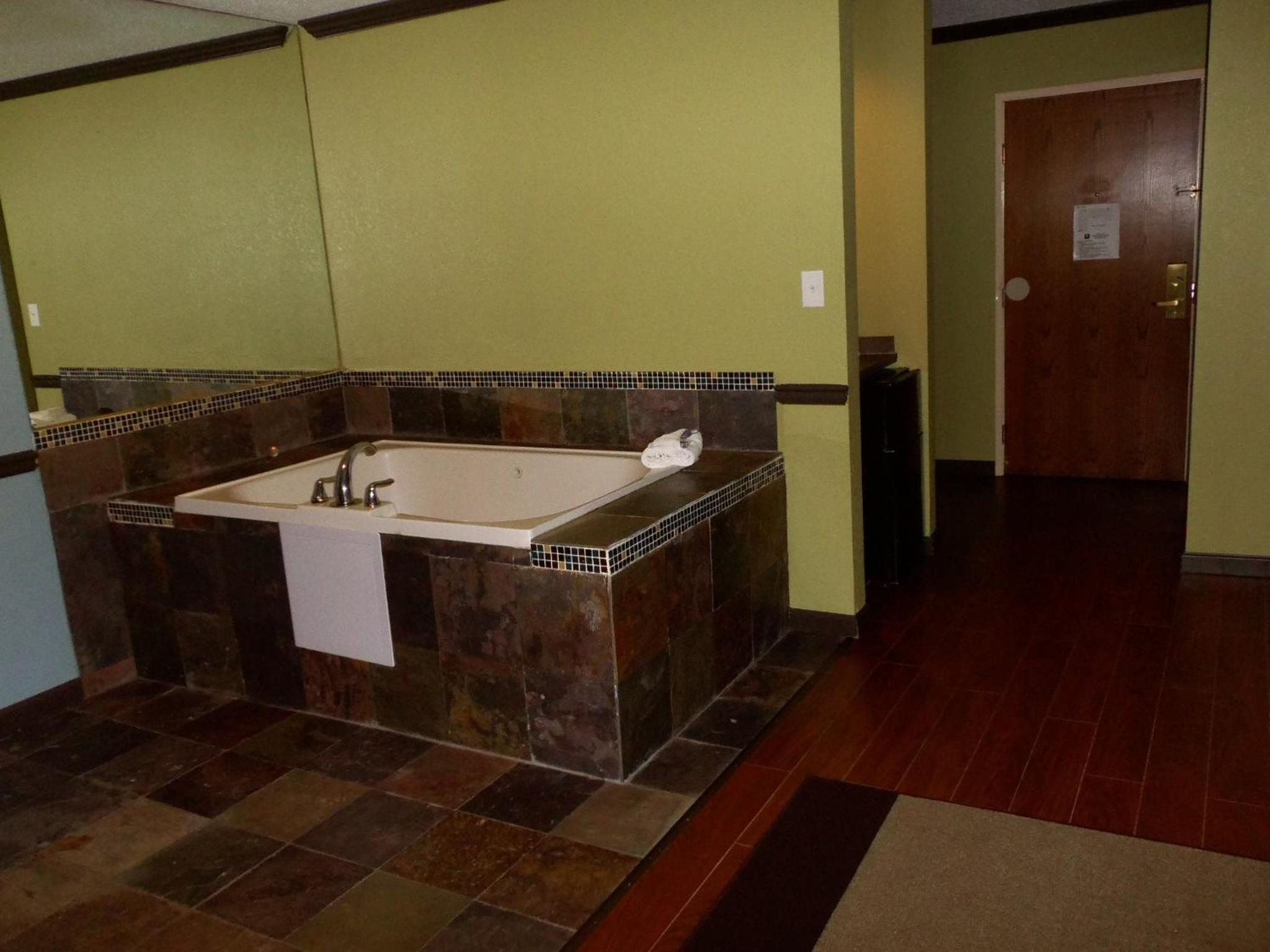 King Room with Spa Bath - Photo 3