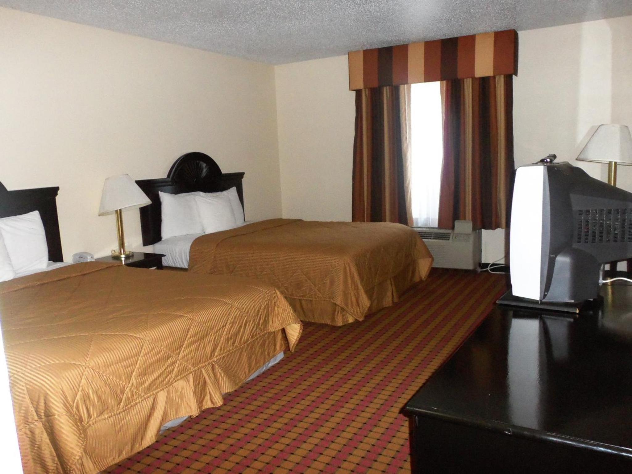 Queen Room with Two Queen Beds - Photo 2