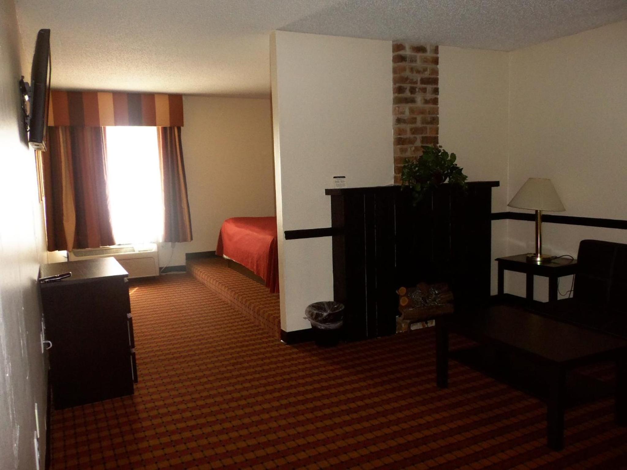Deluxe King Suite - Photo 12