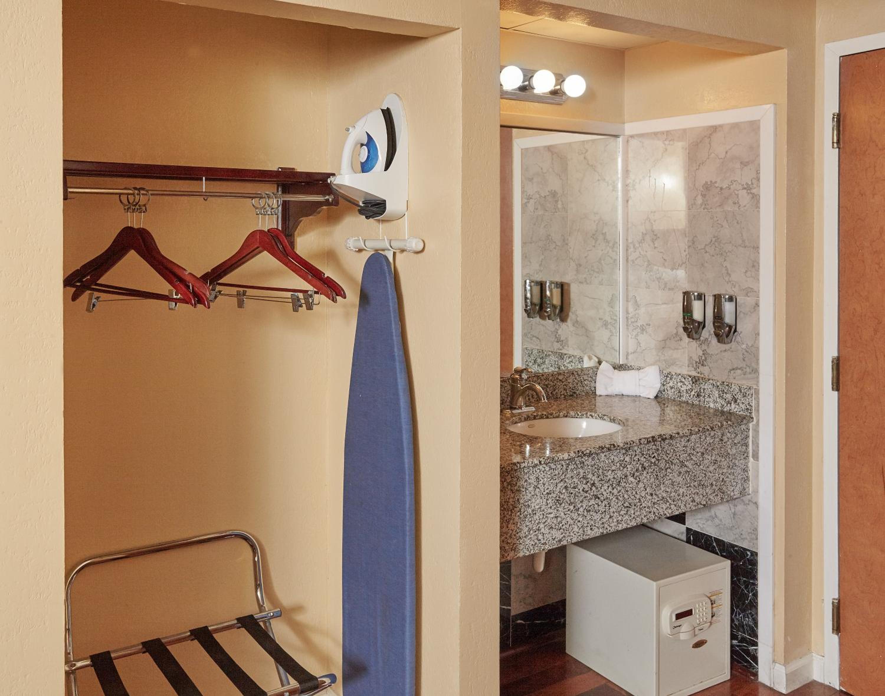 Standard King Room - Photo 4
