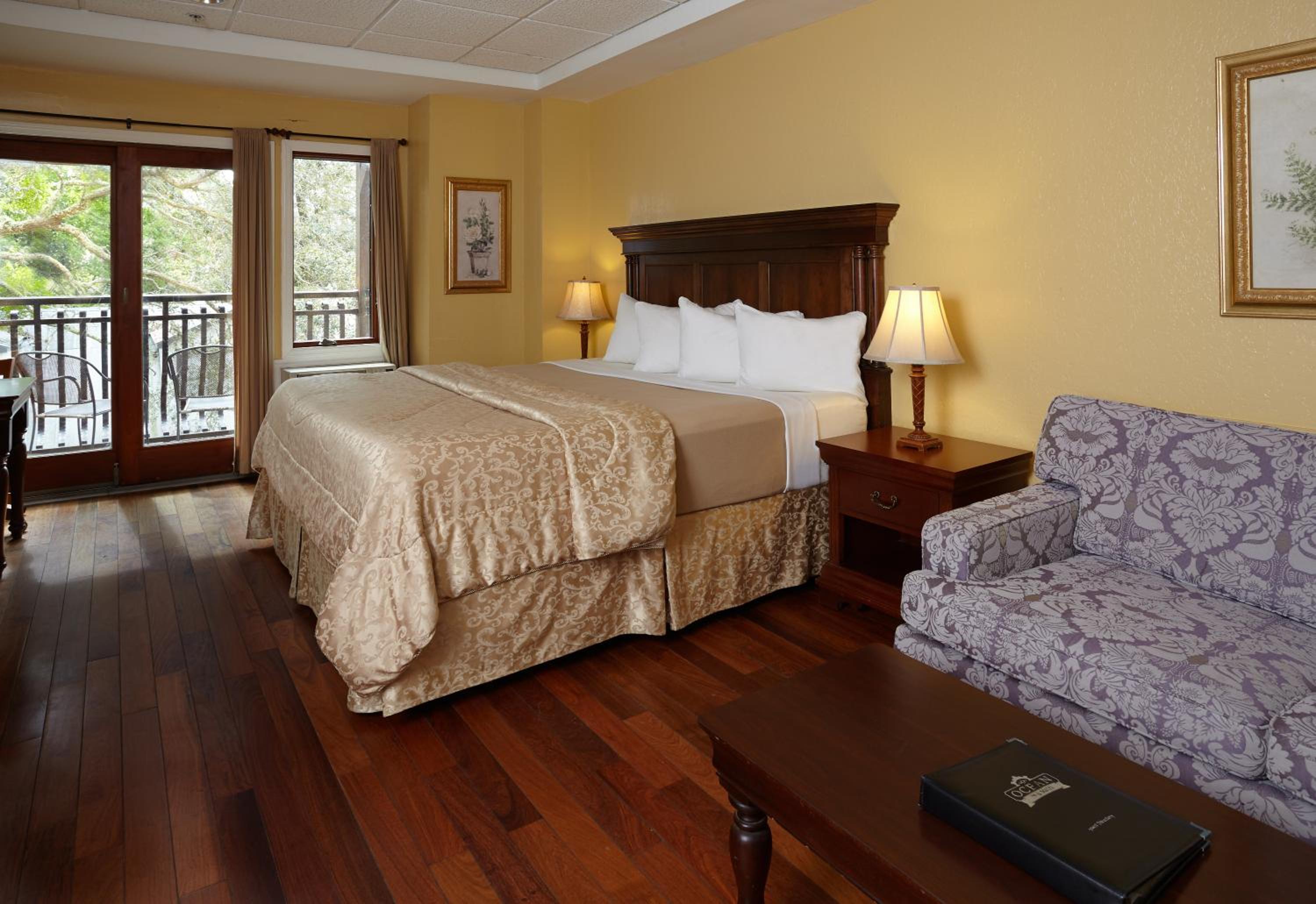 Deluxe King Room - Photo 8