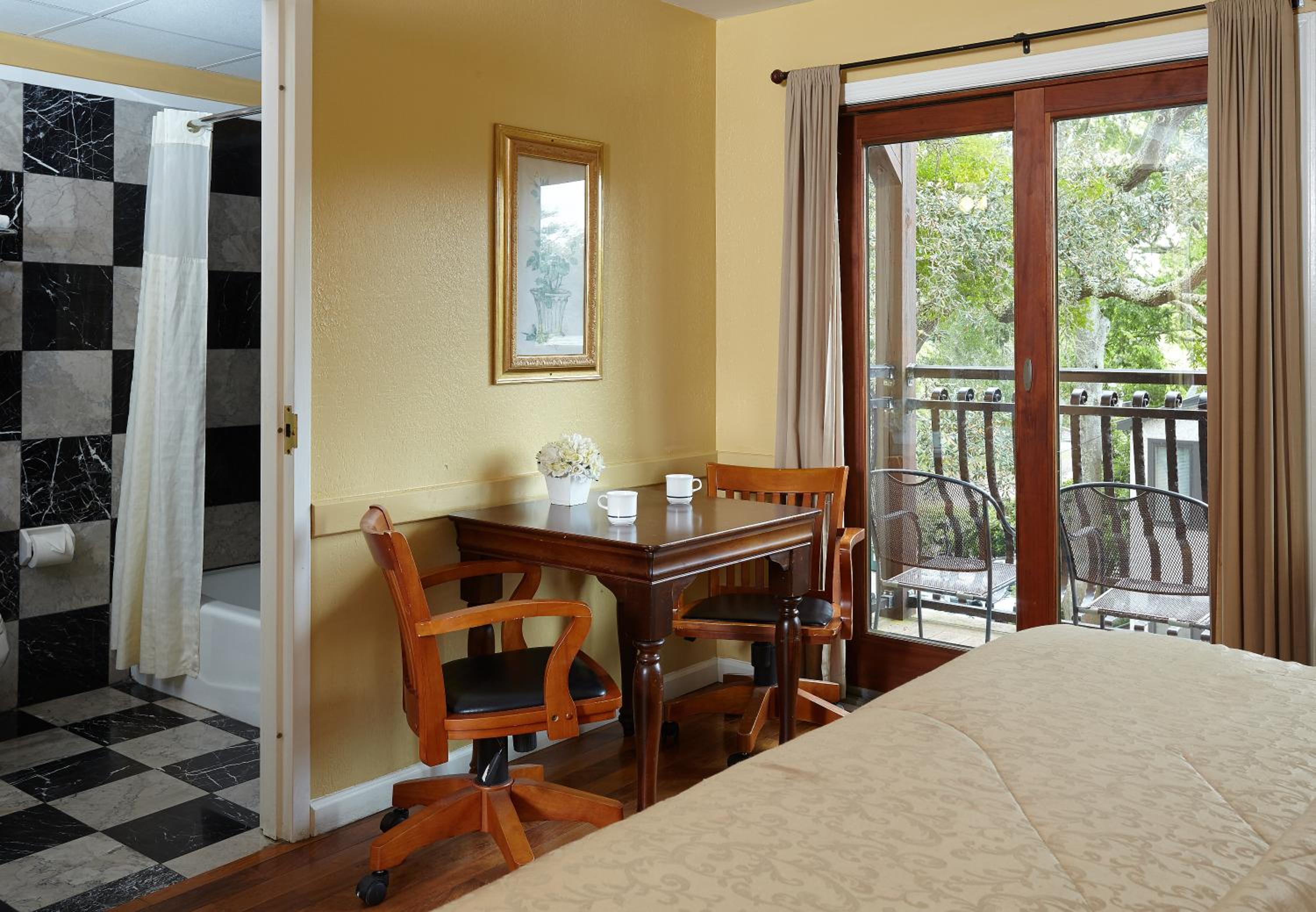 Deluxe King Room - Photo 7