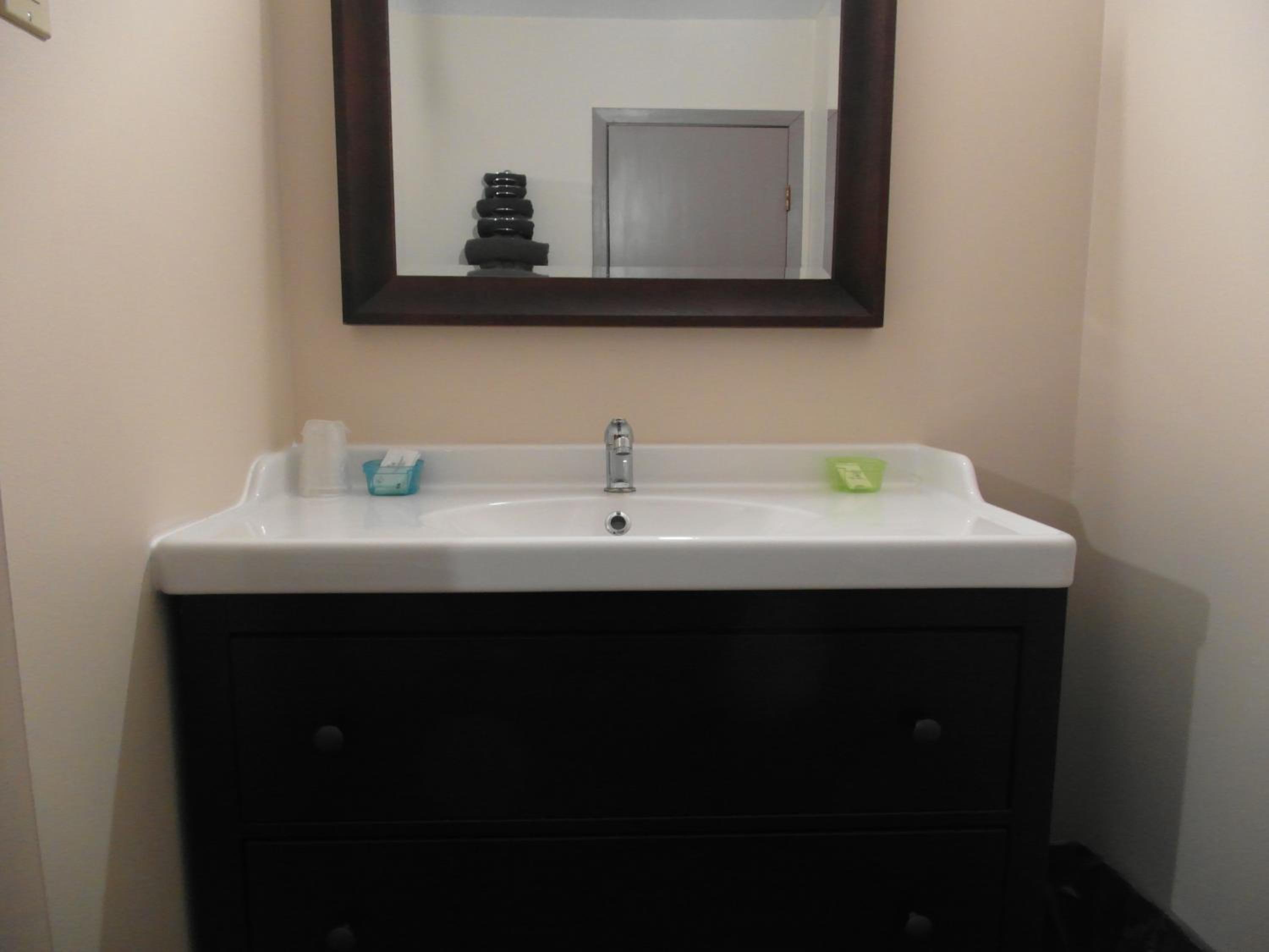Queen Room with Two Queen Beds photo 2