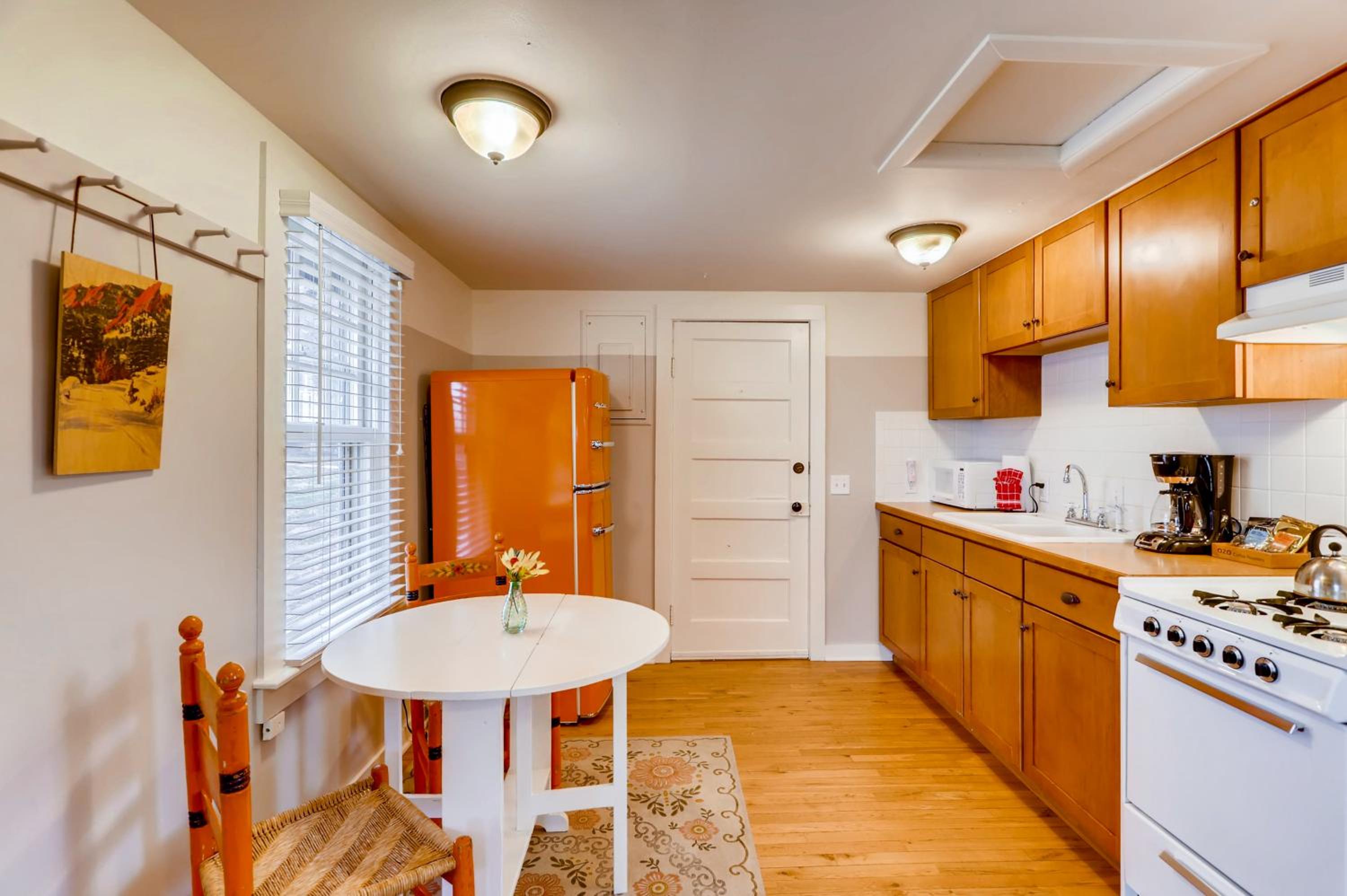 Queen Suite with Full Kitchen photo 2