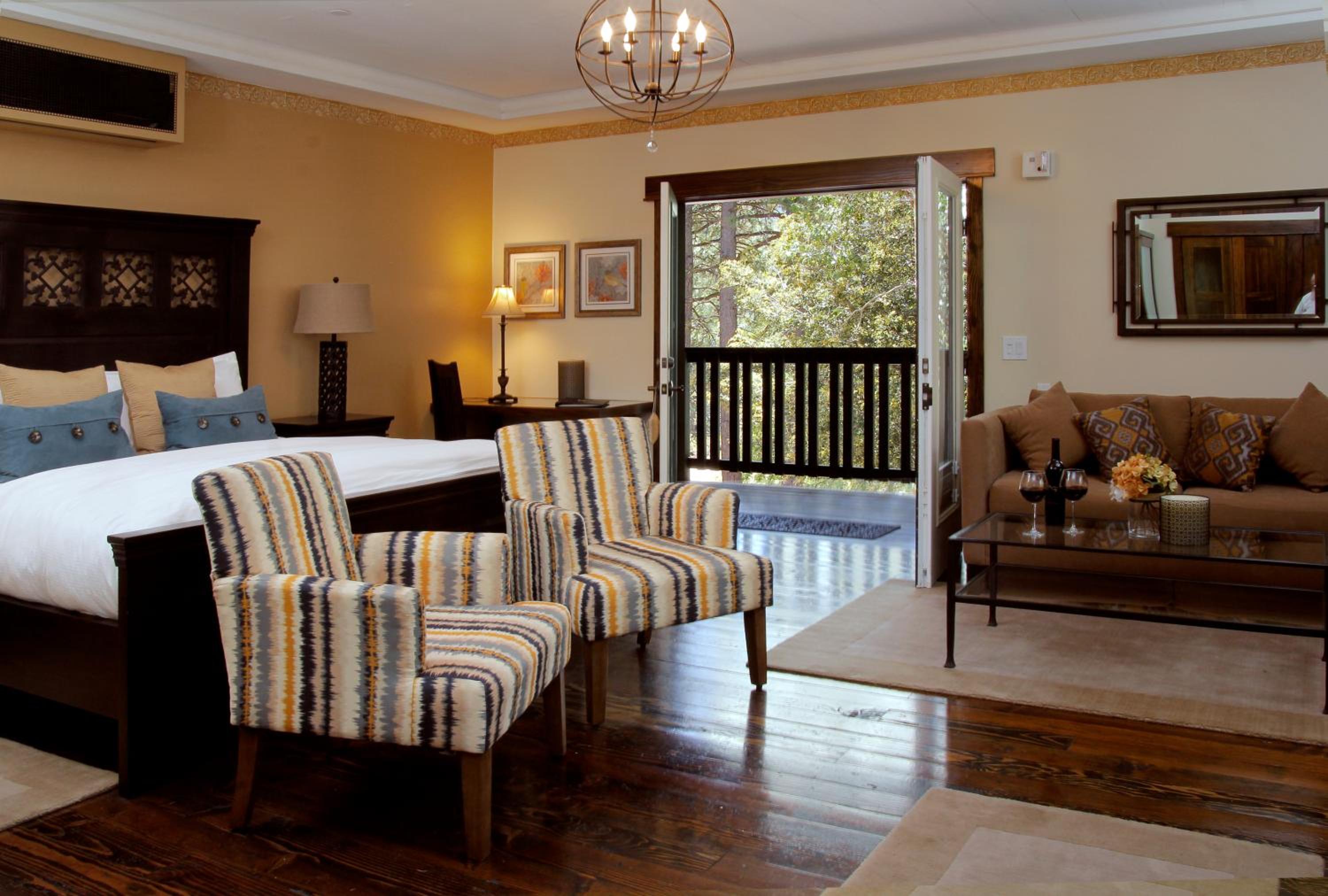 King Room with Roll-In Shower - Disability Access