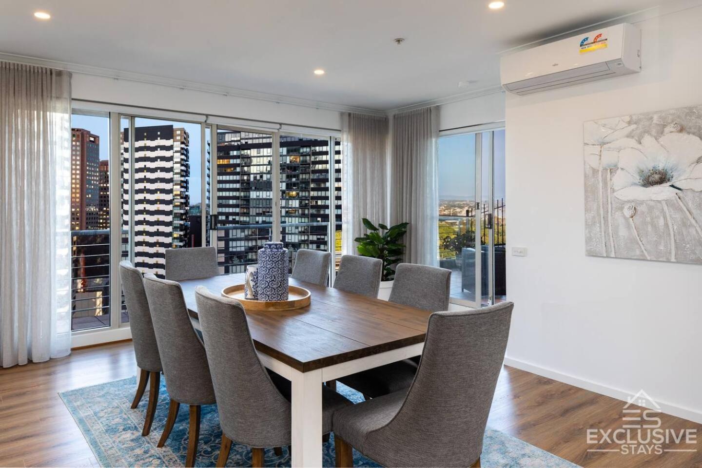 Deluxe Three-Bedroom Penthouse - Photo 25