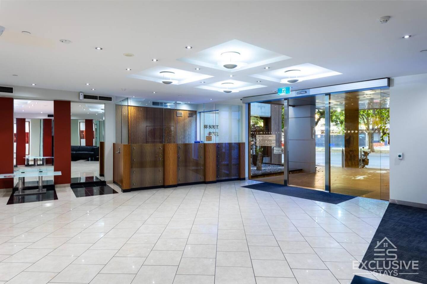 Deluxe Three-Bedroom Penthouse - Photo 19