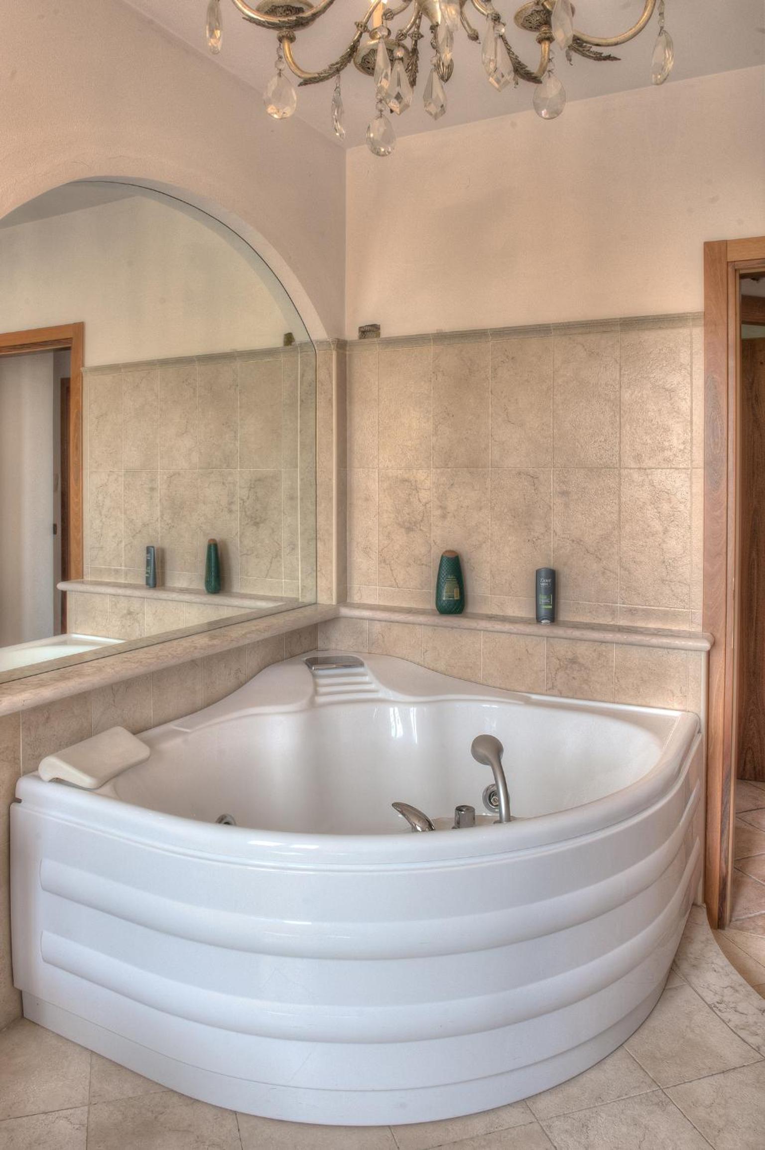 Quadruple Room with Bath - Photo 2