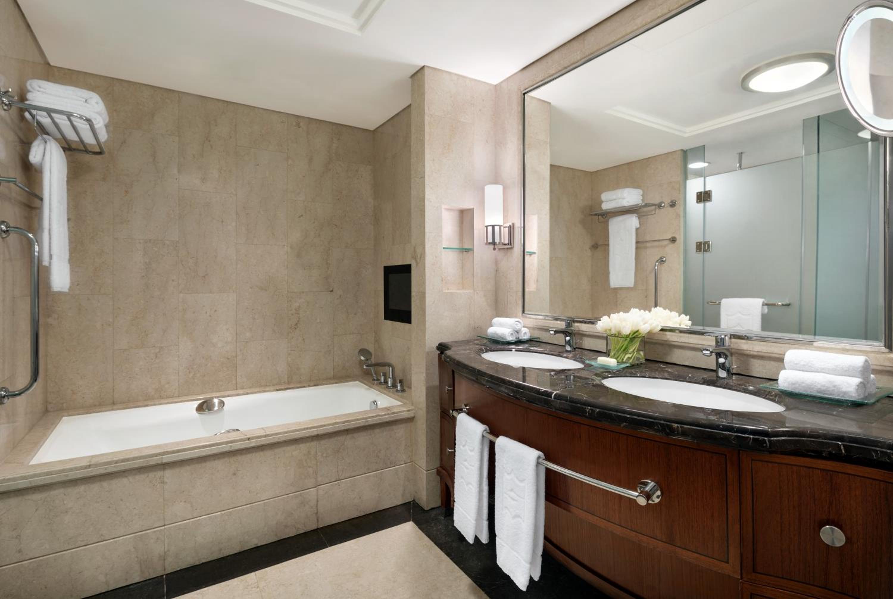 Executive Suite - Photo 7