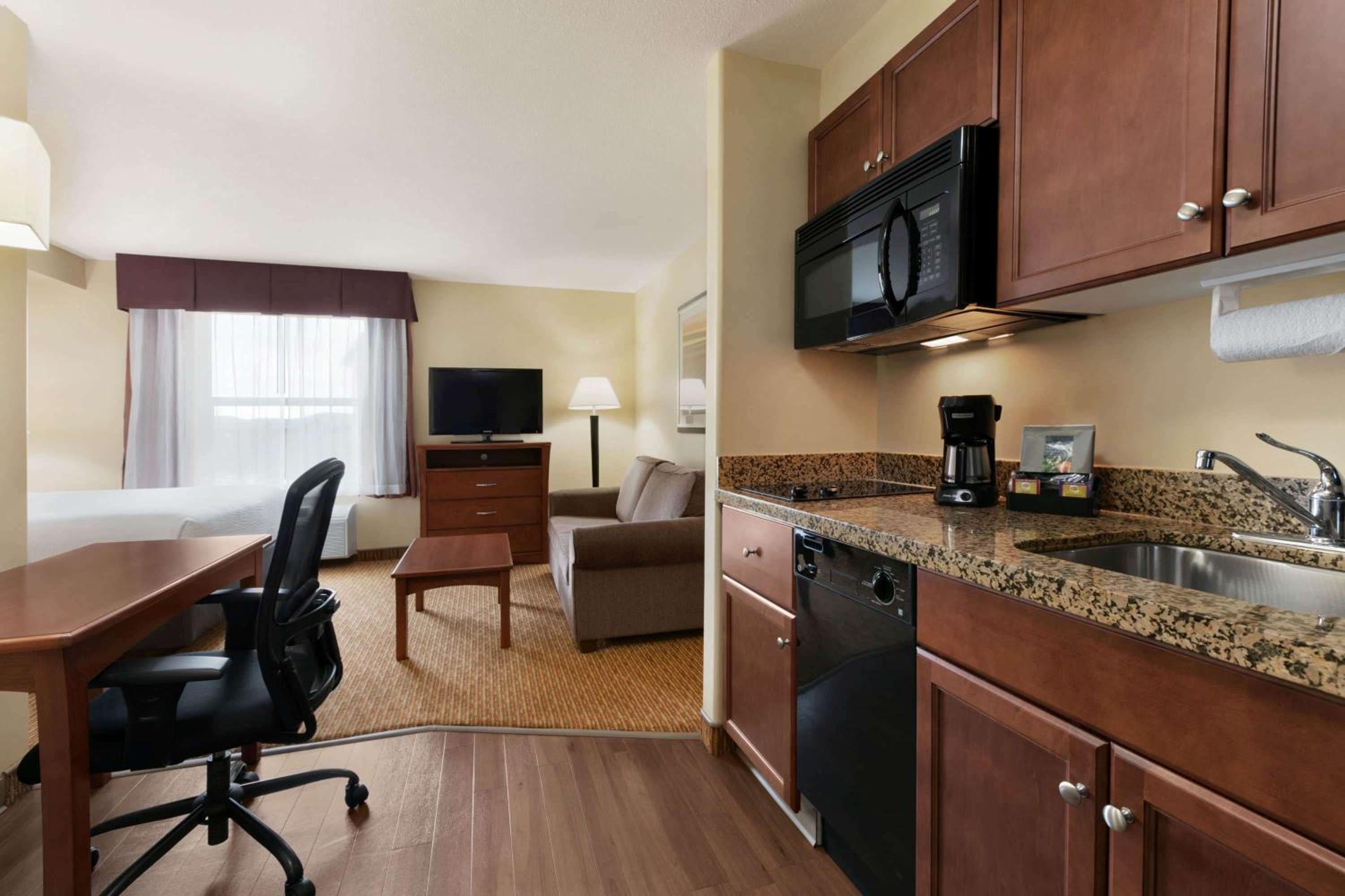 Queen Studio Suite - Non-Smoking - Photo 2