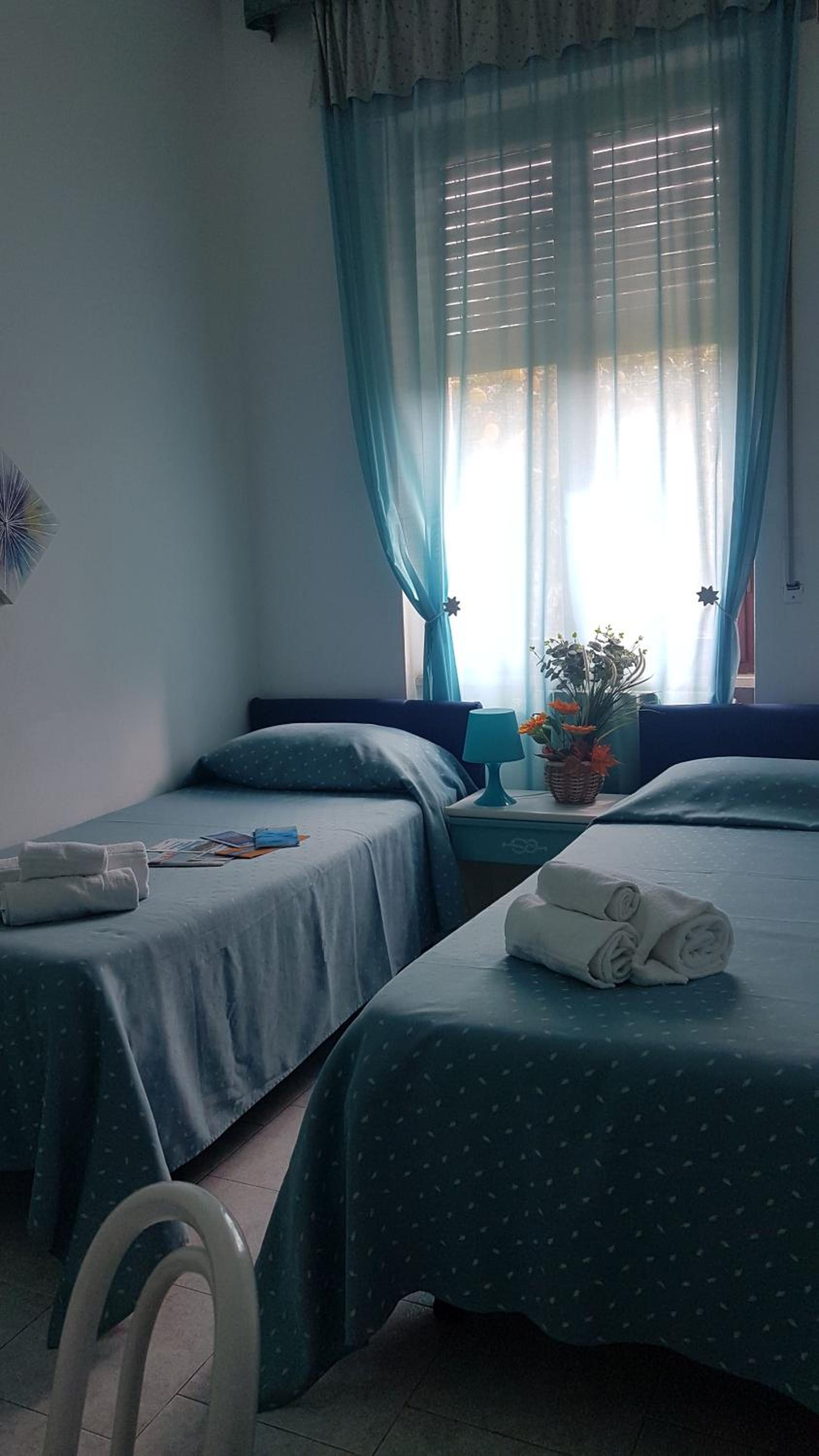Economy Twin Room photo 1