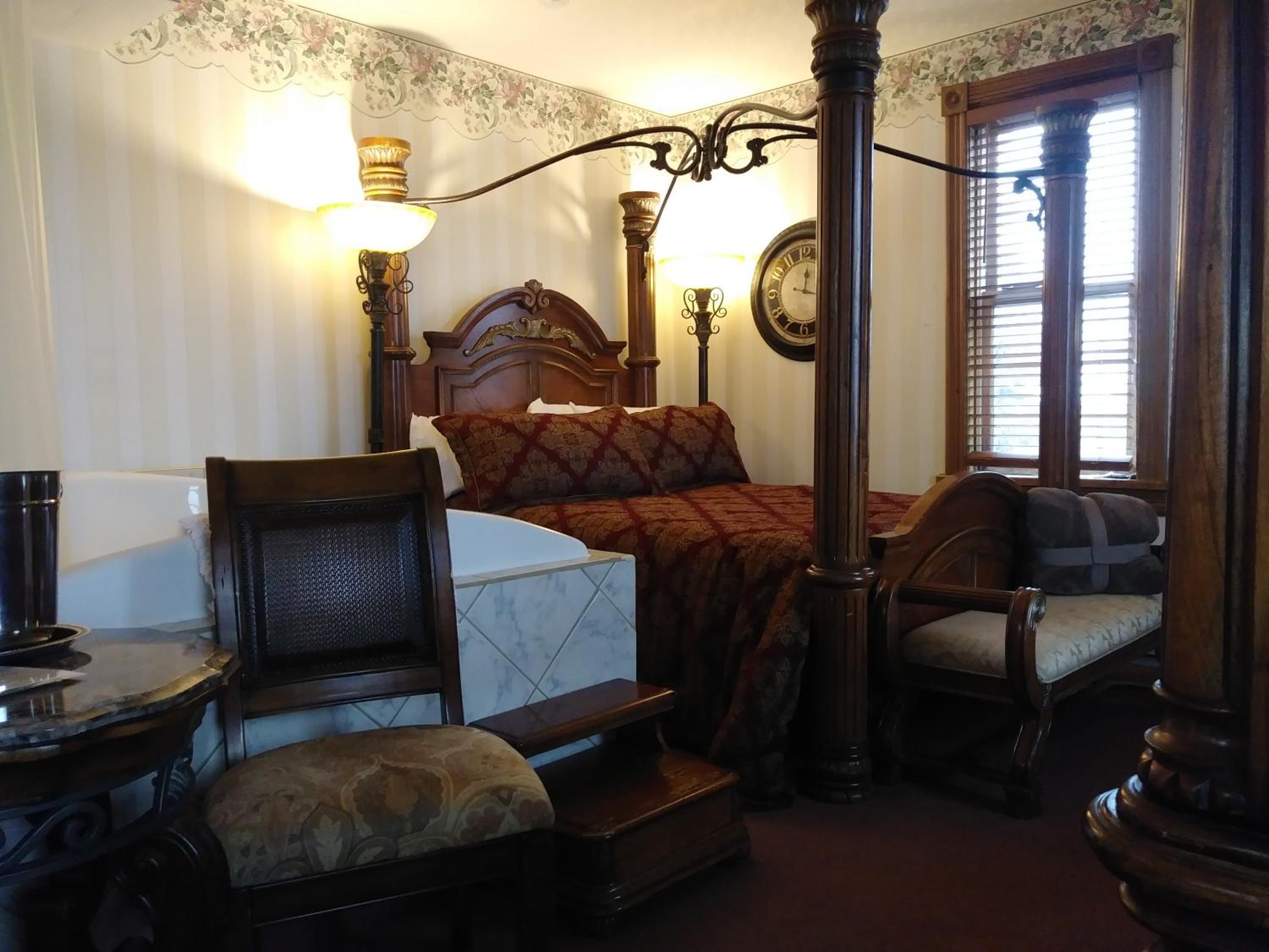 Deluxe Queen Suite