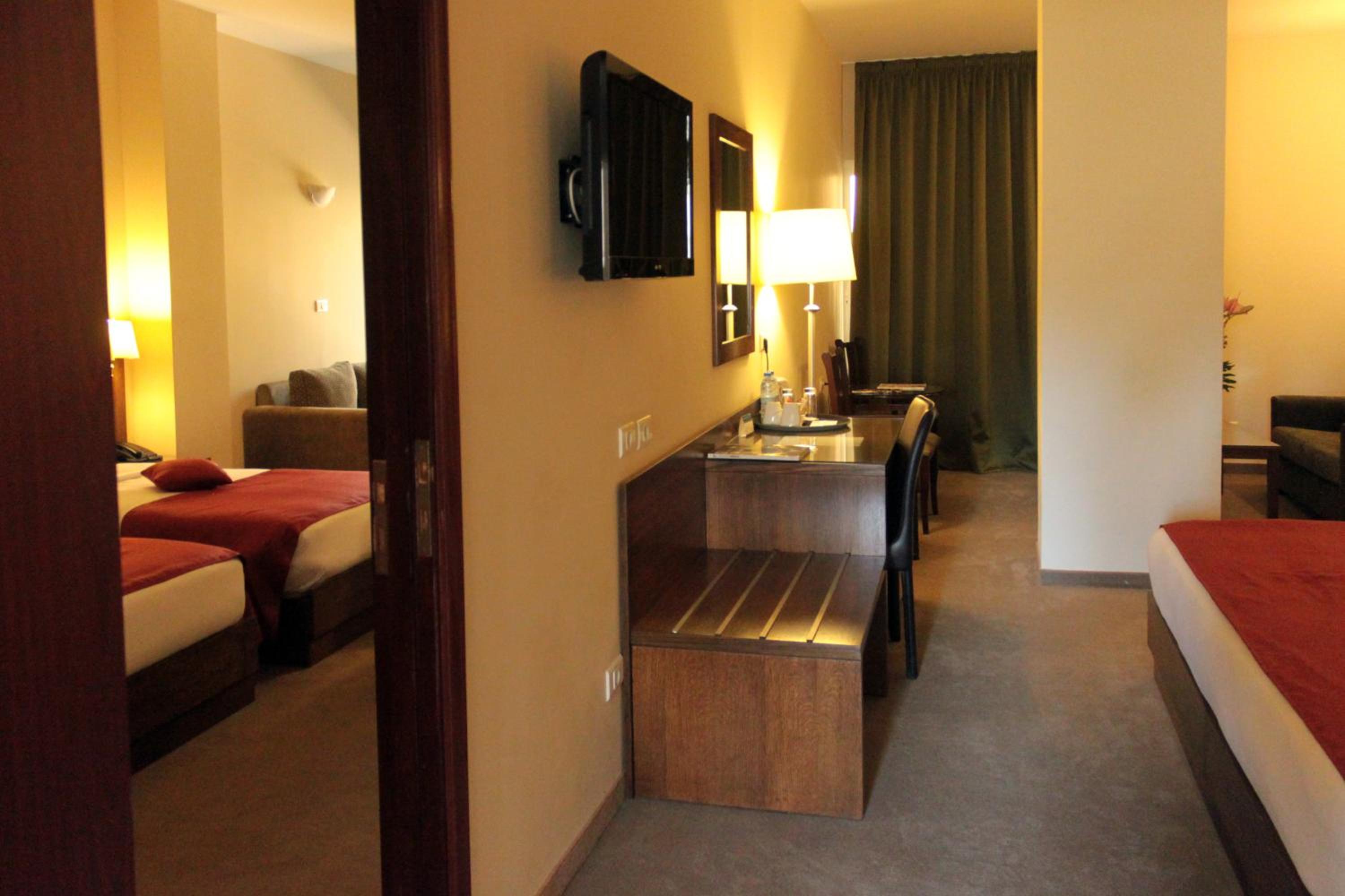 Junior Suite-Pool OR Garden View