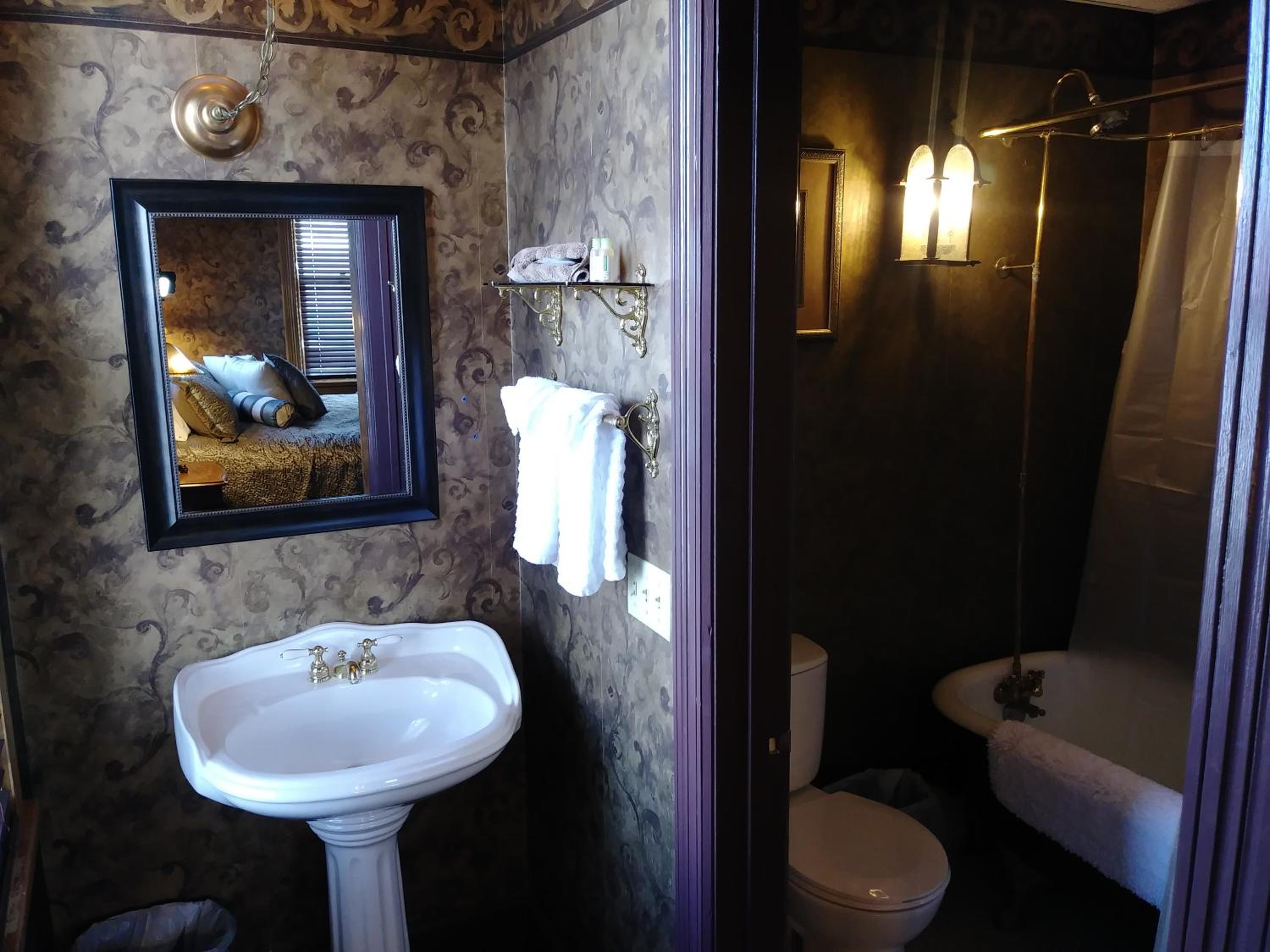 Deluxe King Suite photo 3