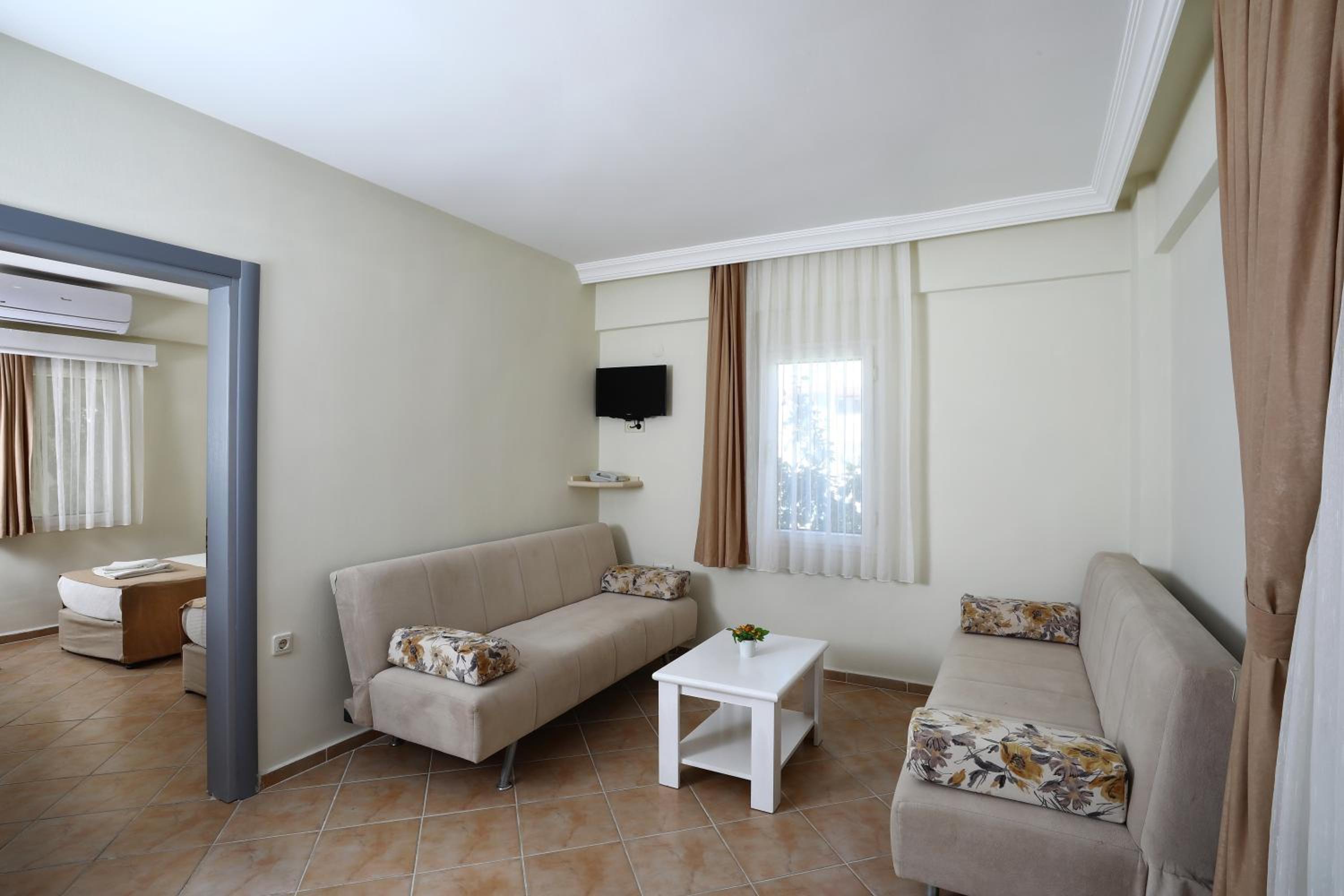 Family Room With Balcony photo 3