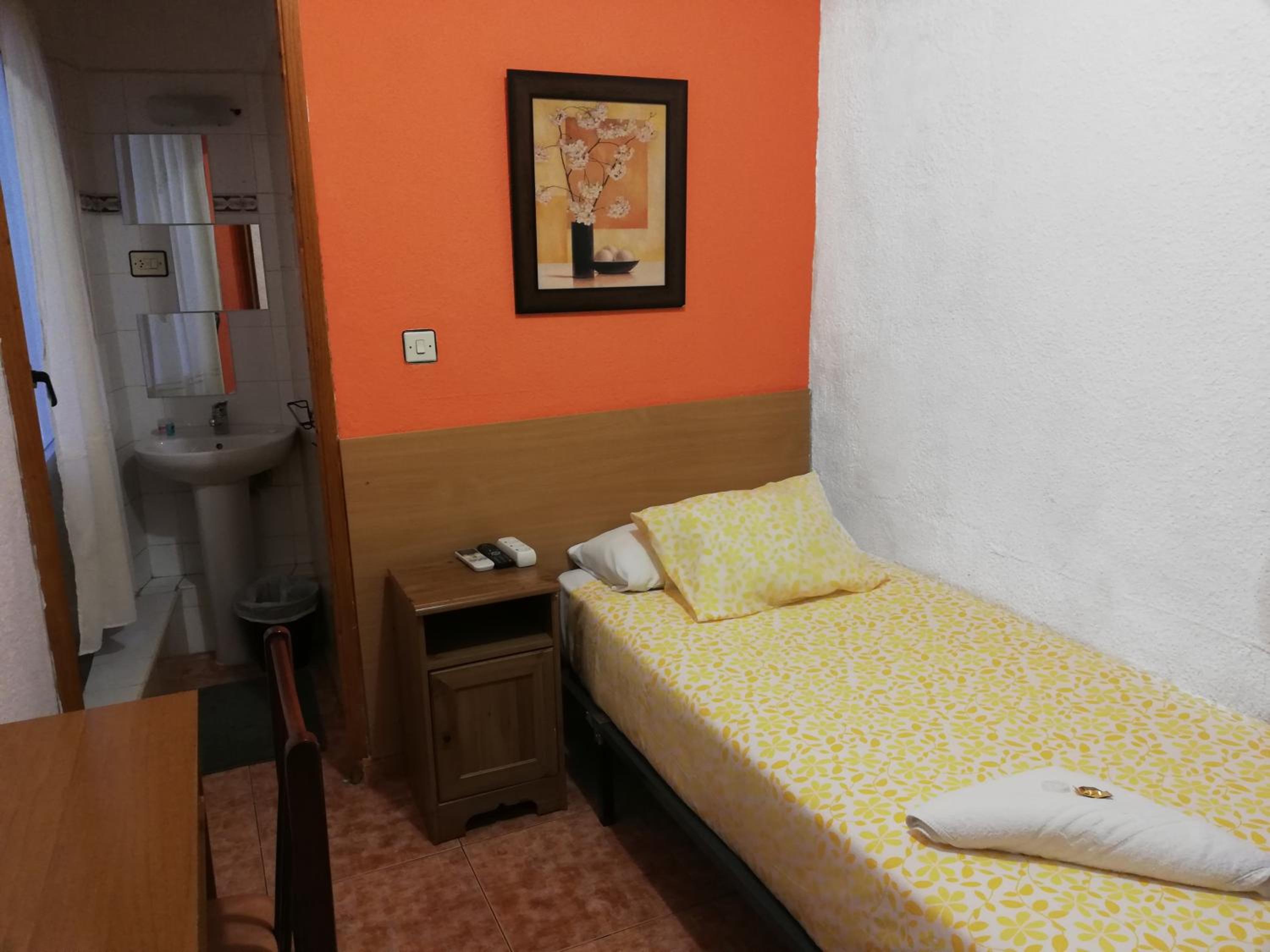 Single Room with Shared Bathroom photo 3
