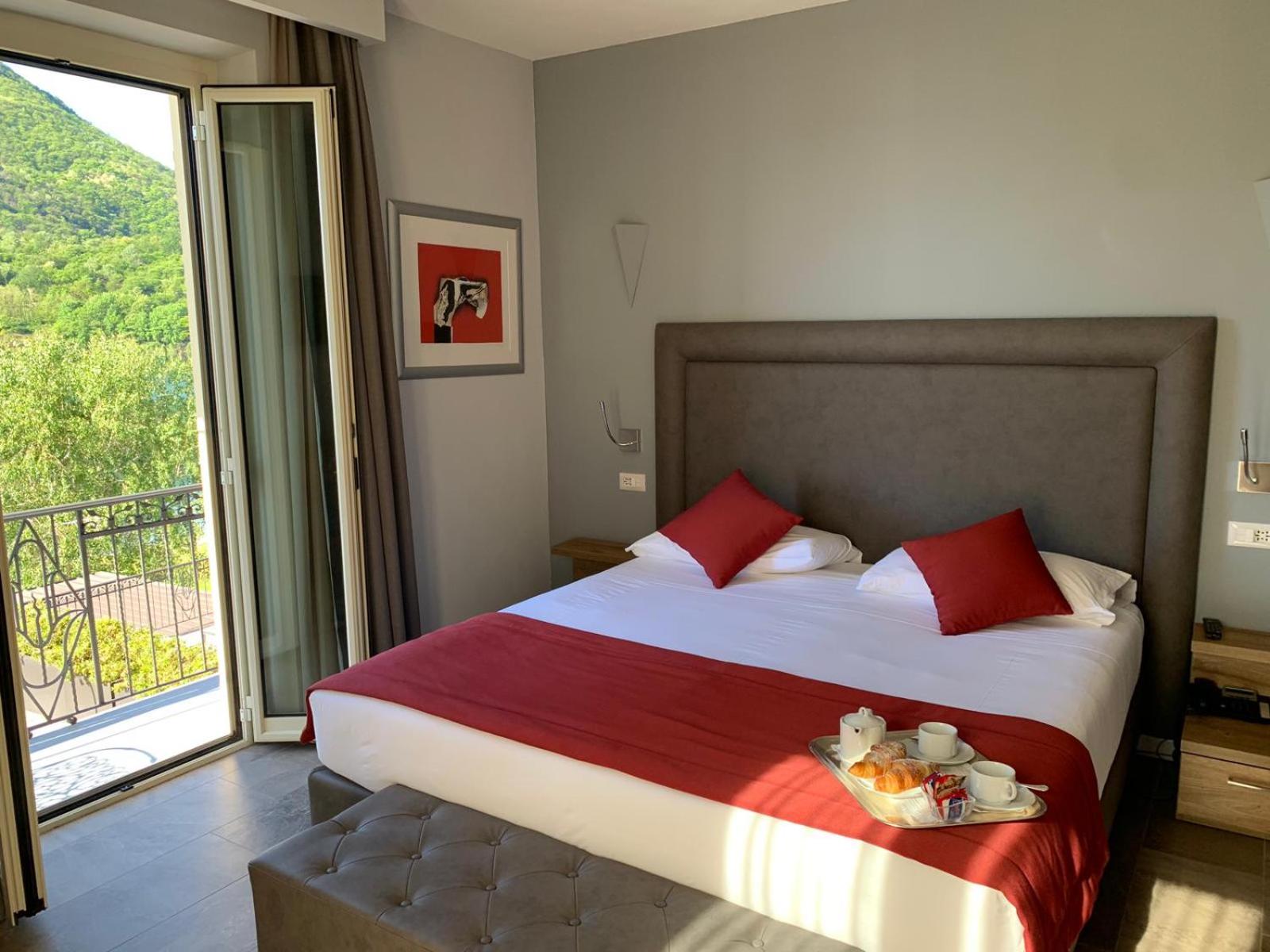 Double Room with Lake View - Photo 4