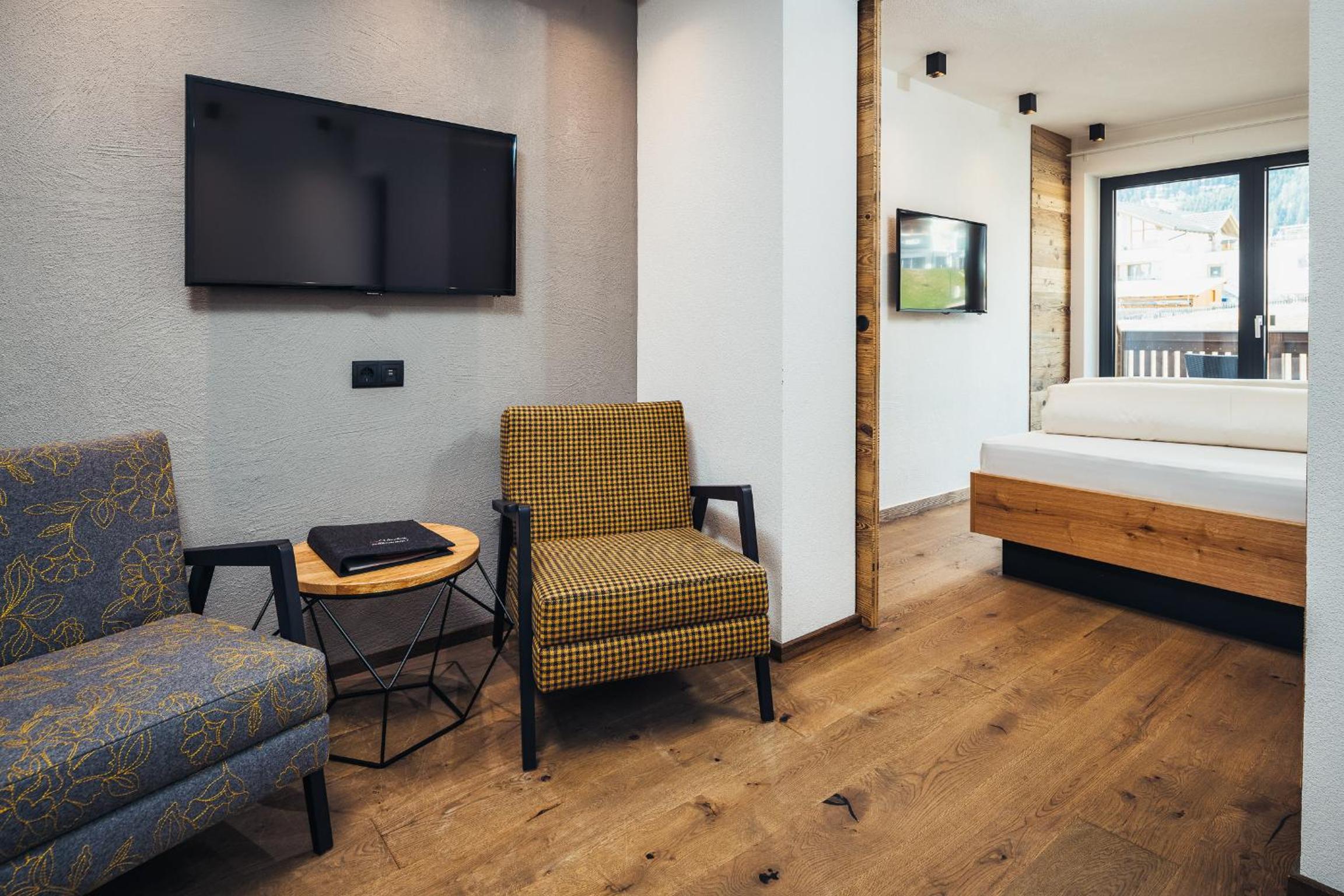 Suite with Balcony - Photo 6