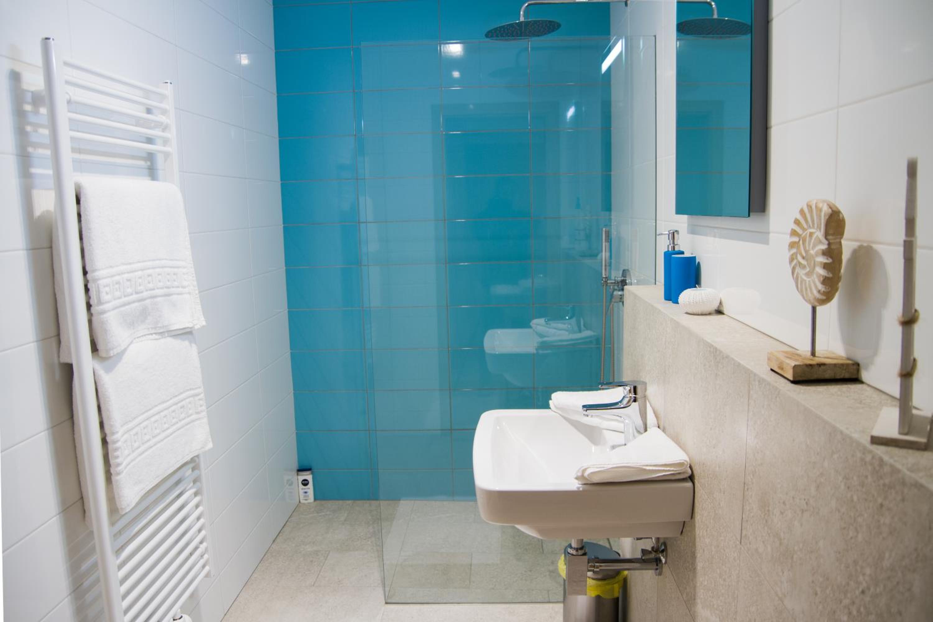 King Room with Roll-In Shower - Disability Access photo 2