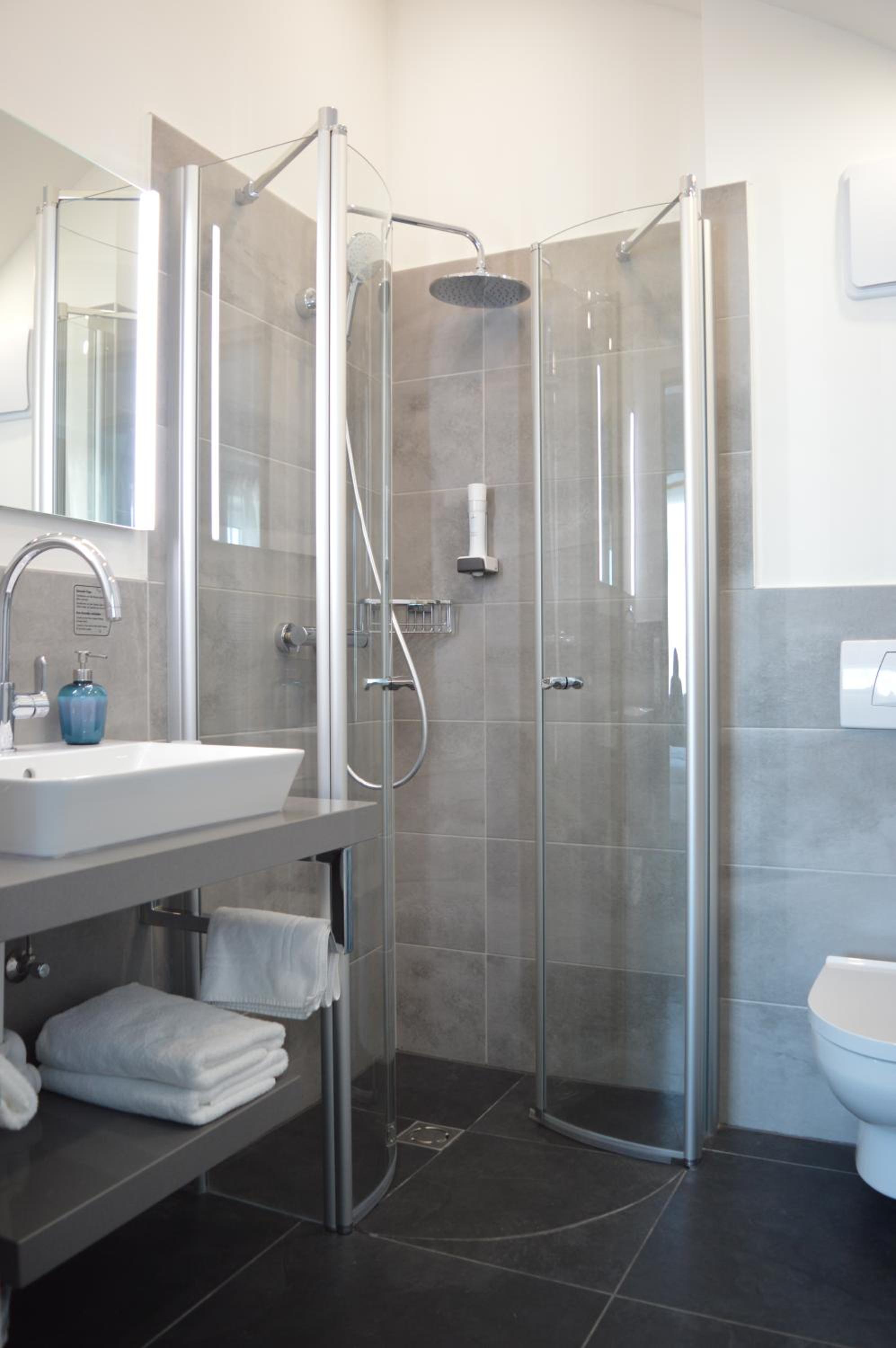 Double Room with Private Bathroom - Photo 9